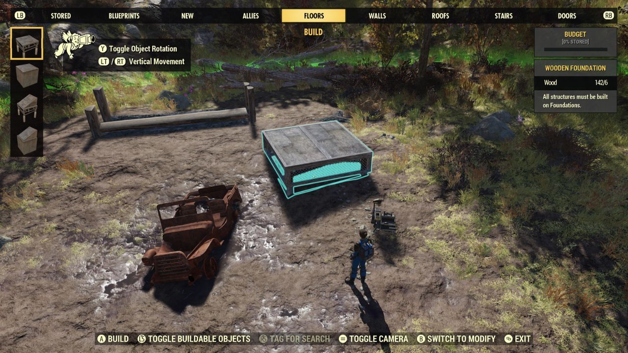 Un jugador que se prepara para colocar una base de madera en su CAMP en Fallout 76.