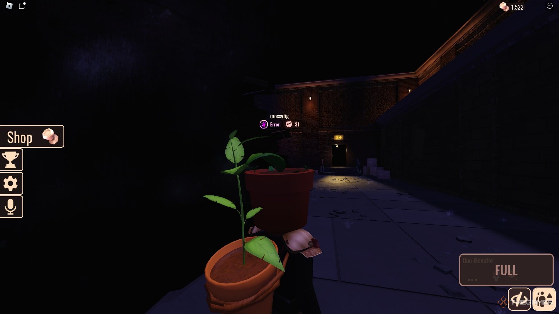 Mirando el ascensor Backdoor en Roblox Doors al costado del hotel.