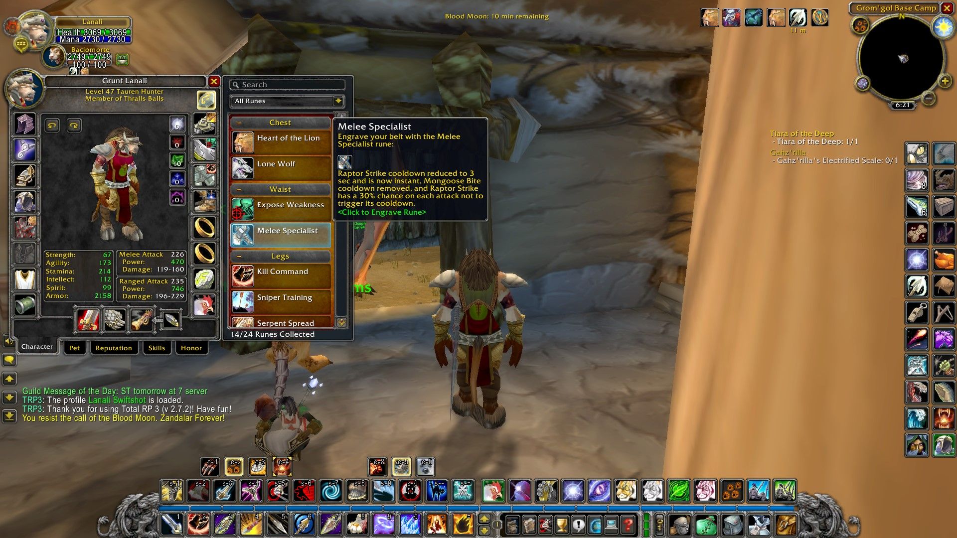 una cazadora tauren con el menú de su personaje abierto, con el cursor sobre la runa especialista cuerpo a cuerpo con su descripción visible