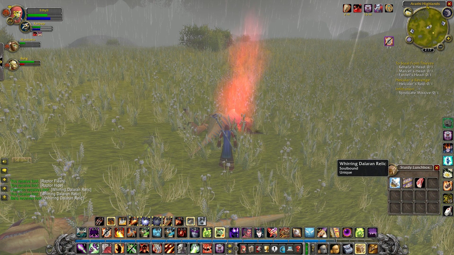 un brujo no-muerto, frente al cadáver de un jinete oscuro y dos cadáveres de aves rapaces, en las tierras altas de Arathi, con su inventario abierto y la reliquia de Dalaran resaltada.