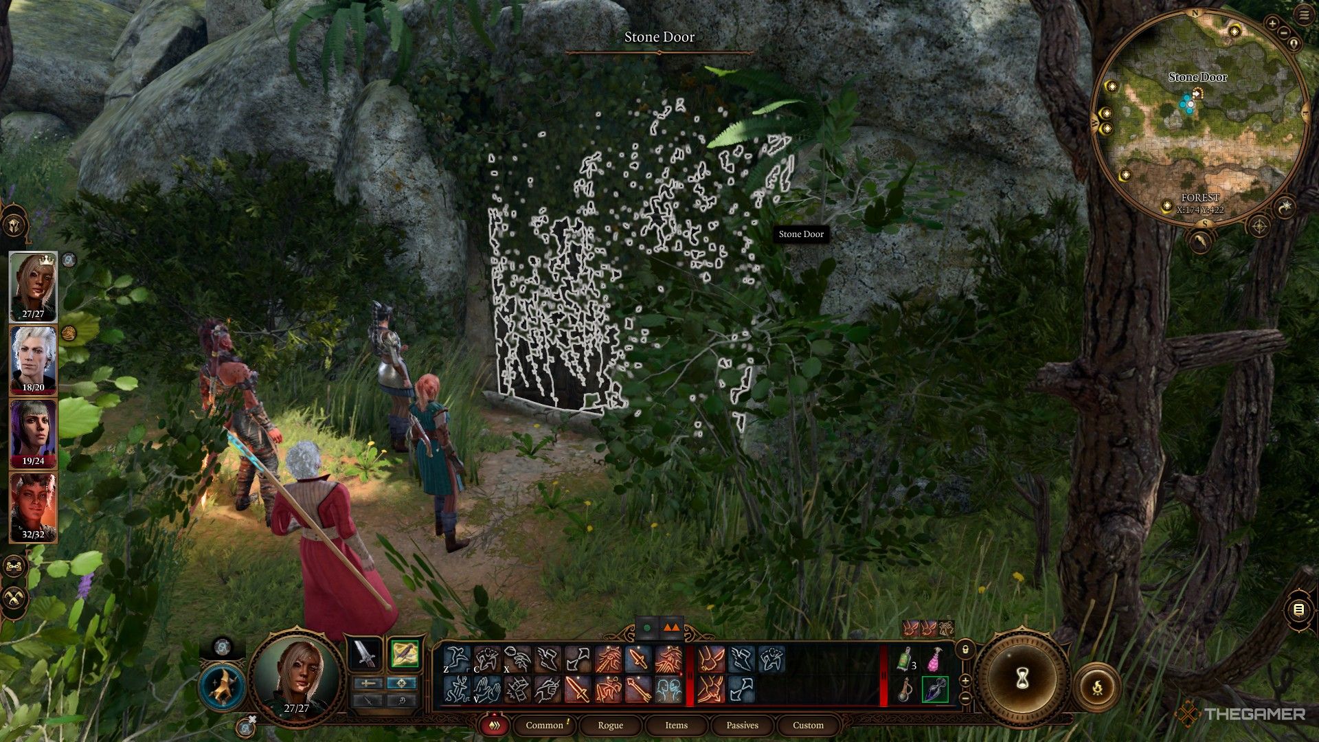 Tav y su tripulación parados frente a una puerta de piedra cubierta de enredaderas en Baldur's Gate 3.