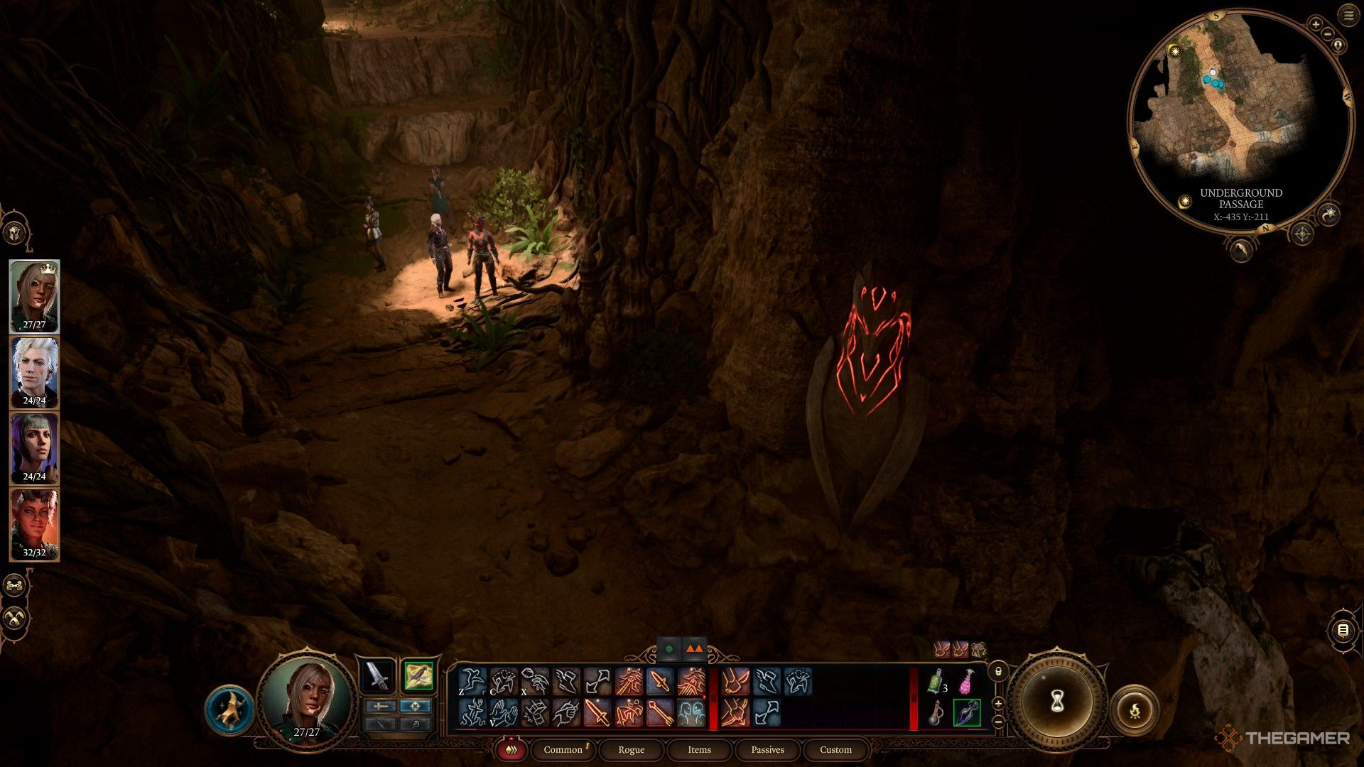 Una estatua de halcón con marcas rojas brillantes que custodia una cueva en Baldur's Gate 3.