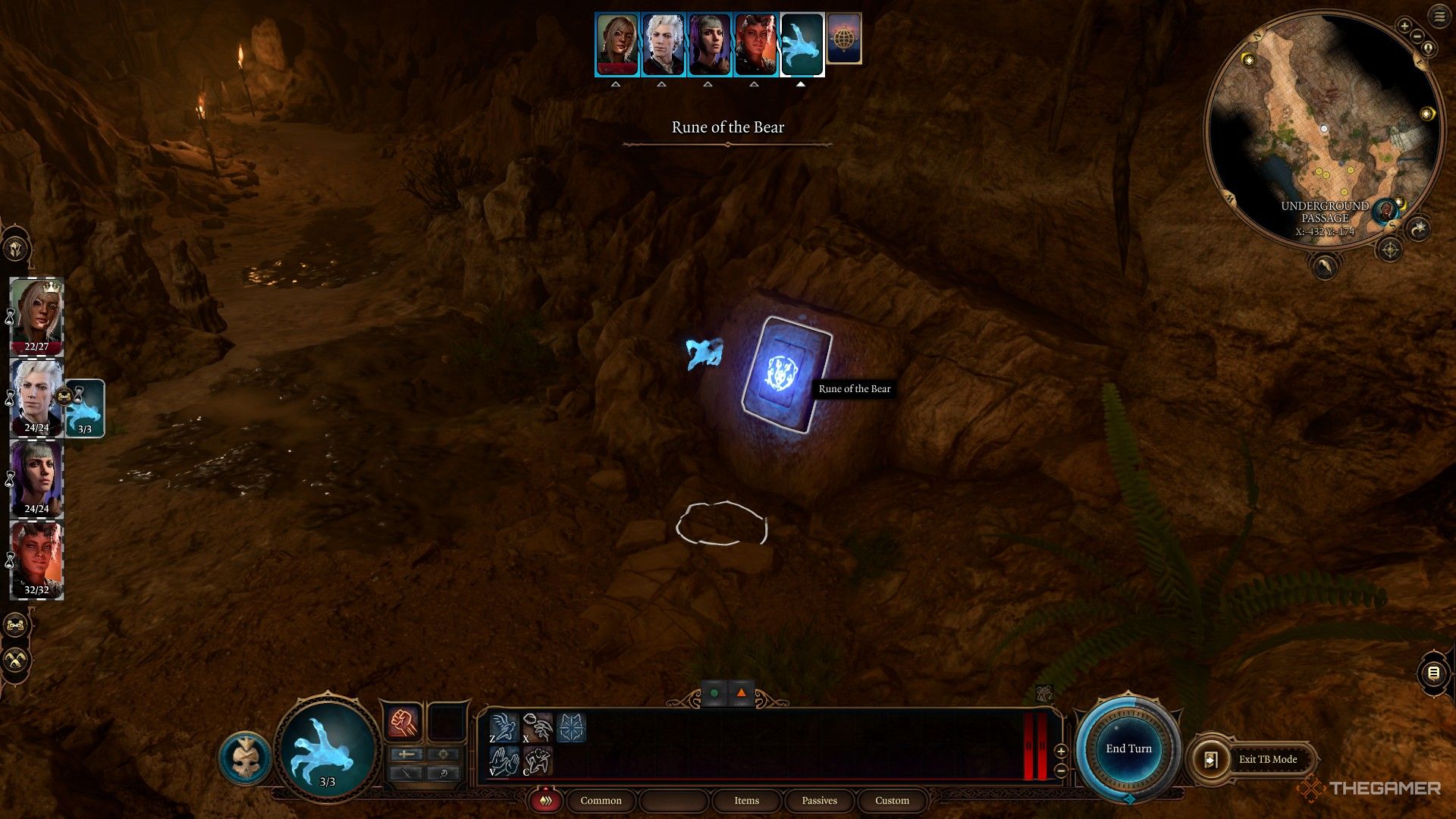 Una mano de mago espectral presionando una piedra rúnica brillante en una cueva en Baldur's Gate 3.