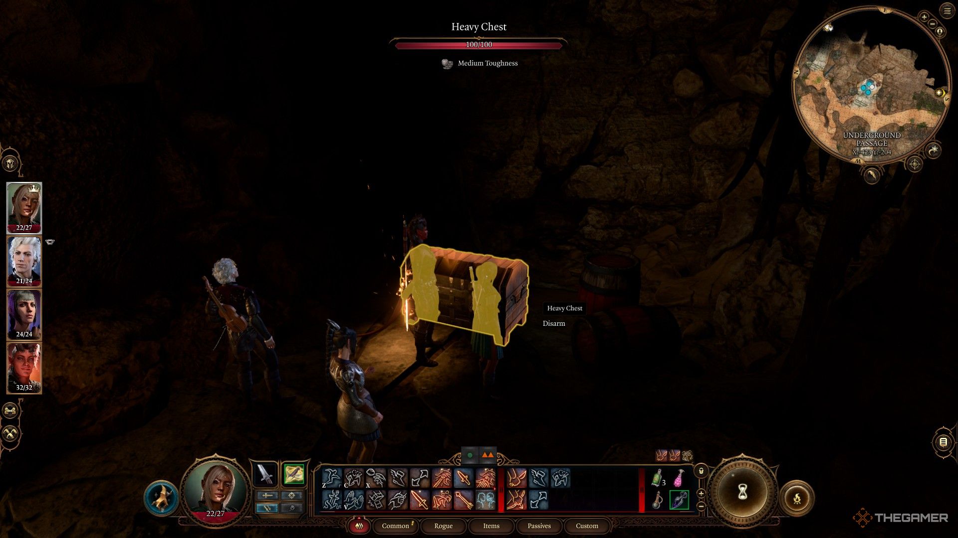 Tav destacando un cofre de madera en un nicho oscuro en Baldur's Gate 3.