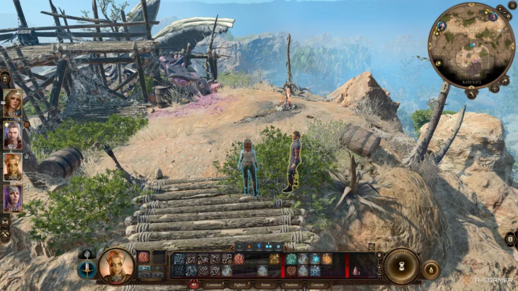 Tav y Raphael uno al lado del otro en un acantilado arenoso en Baldur's Gate 3.