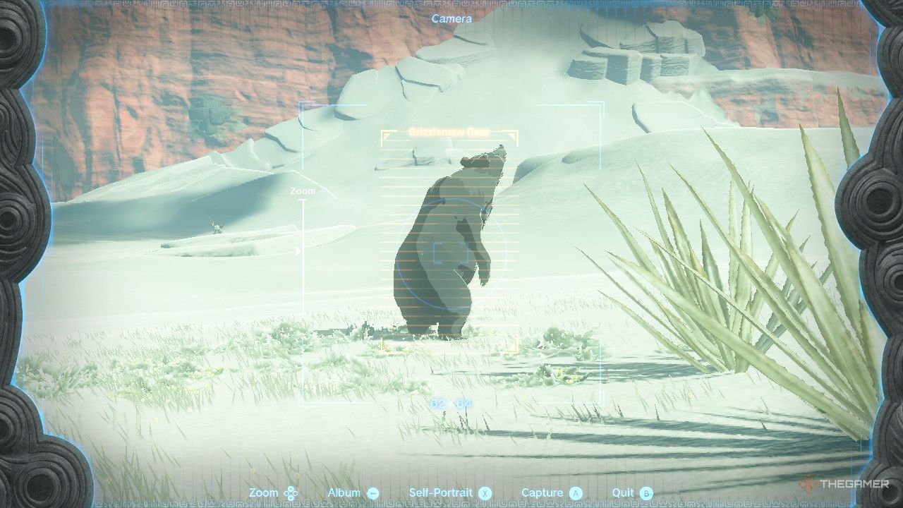 Link se prepara para tomar una fotografía del oso Grizzlemaw mientras se levanta y huele el aire en The Legend of Zelda Tears of the Kingdom.