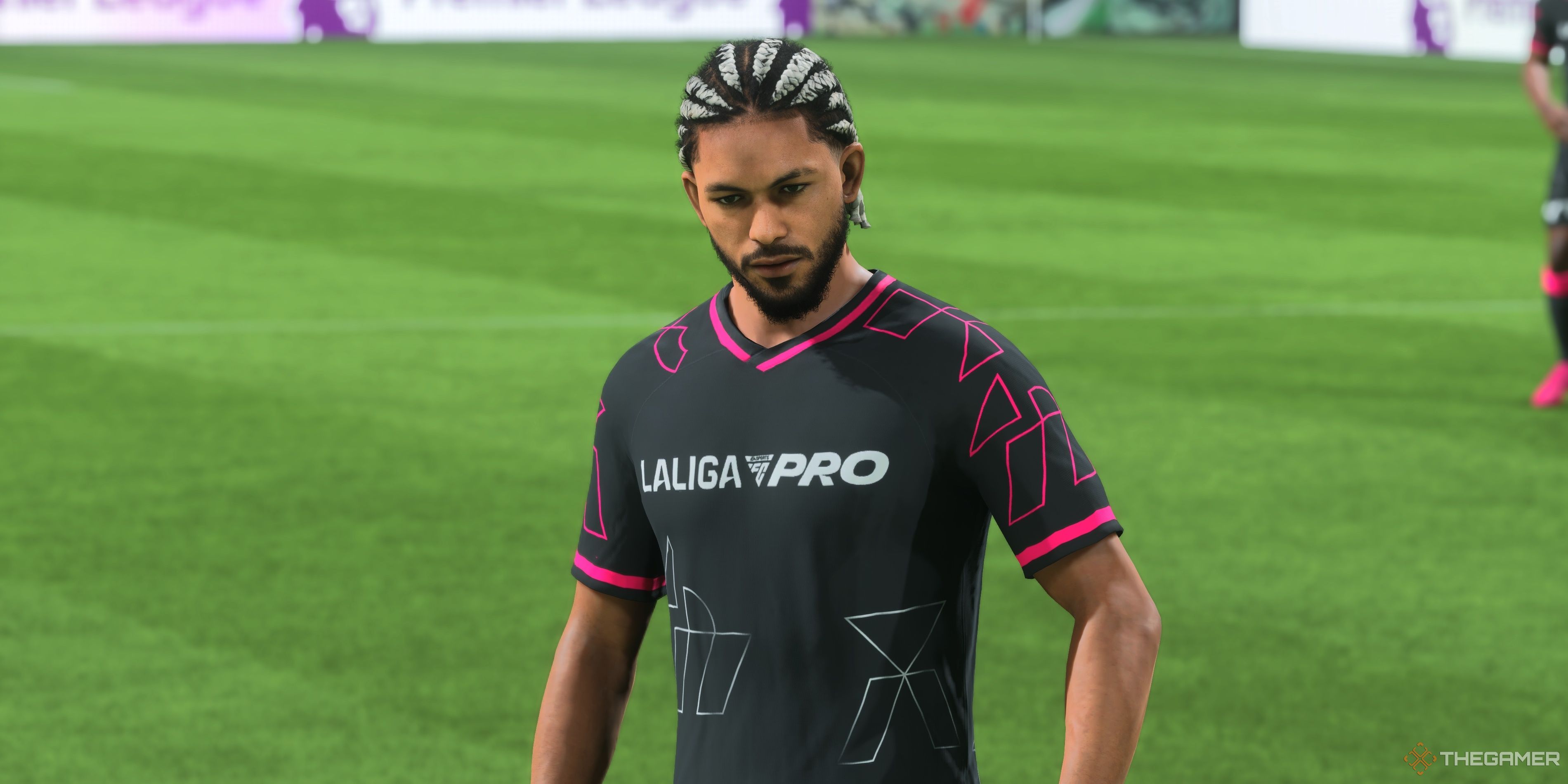 Douglas Luiz se para ante un tiro libre en EA Sports FC 24.