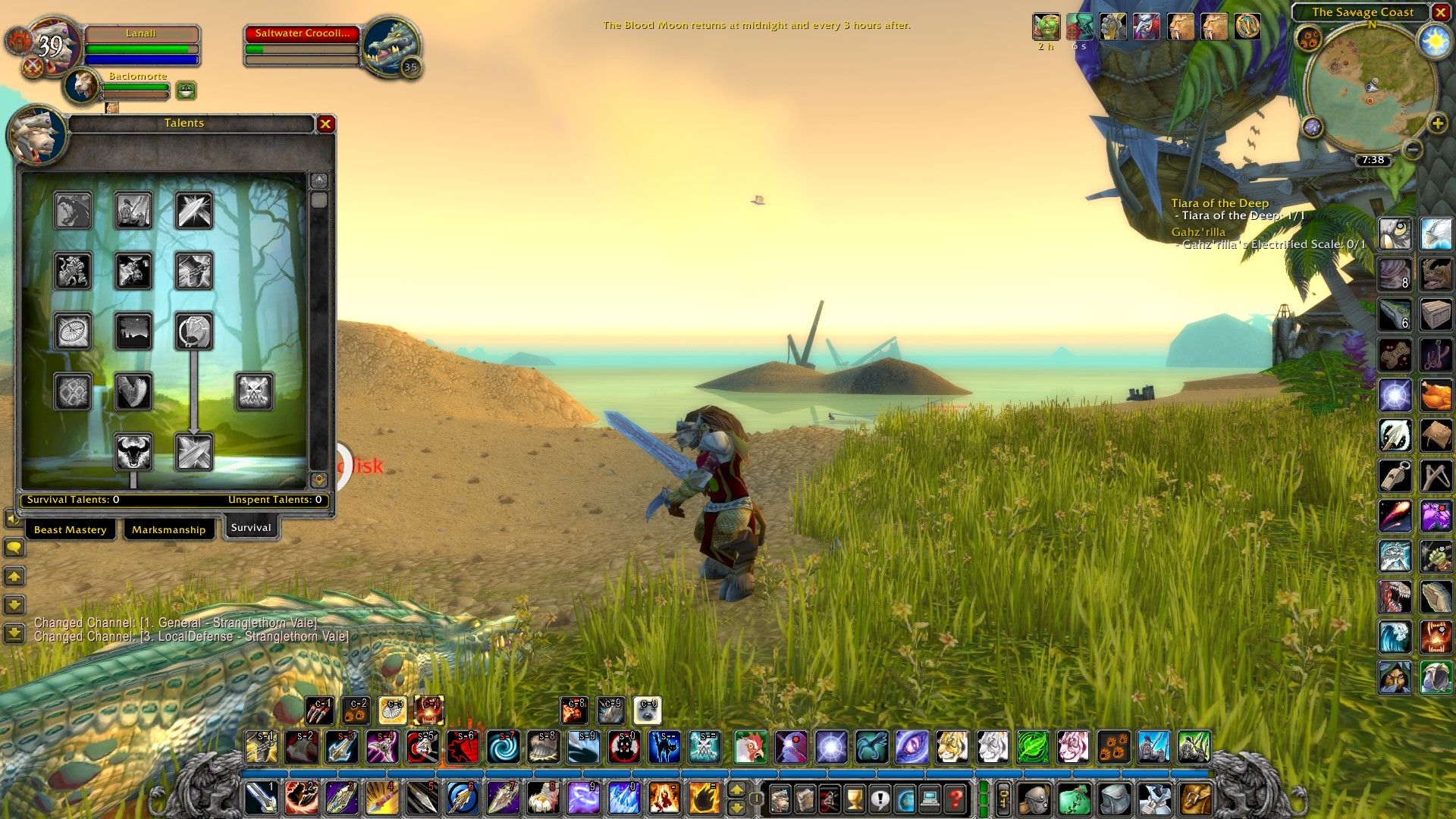 un cazador tauren en las costas de Vega de Tuercespina, luchando cuerpo a cuerpo contra un crocolisco, con la pestaña de supervivencia de la pantalla de selección de talentos abierta