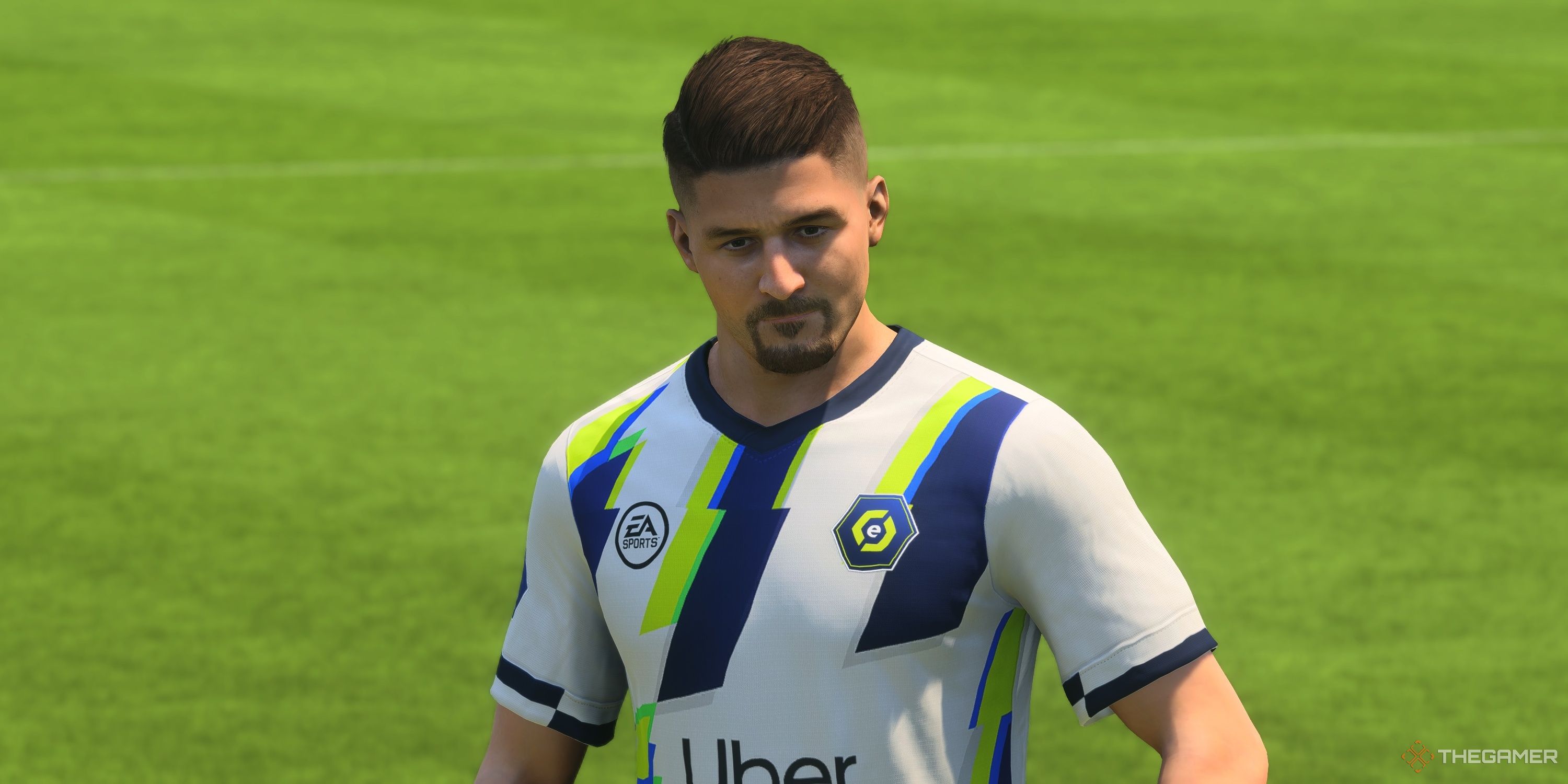 Sergej Milinkovic-Savic de pie ante un tiro libre en EA Sports FC 24.
