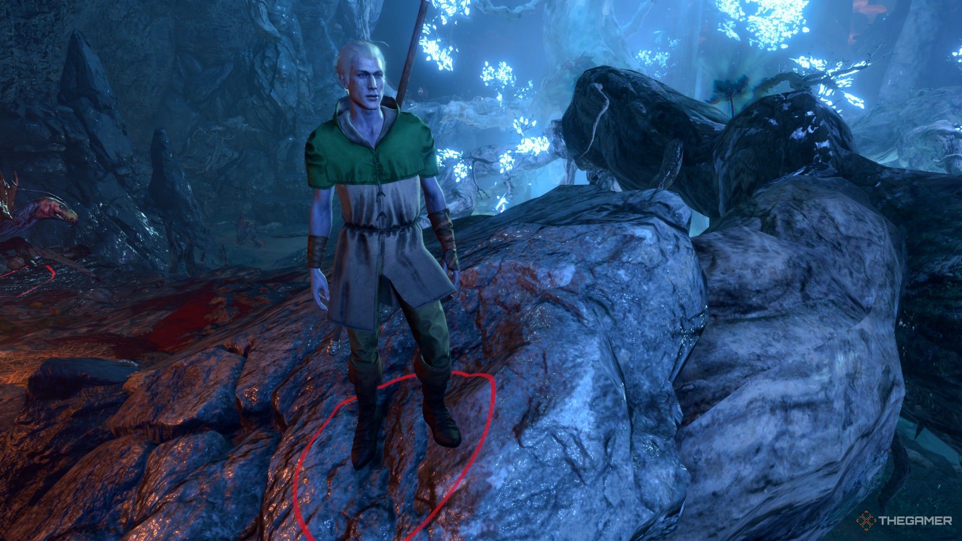 El drow Filro el Olvidado de pie sobre un afloramiento rocoso.
