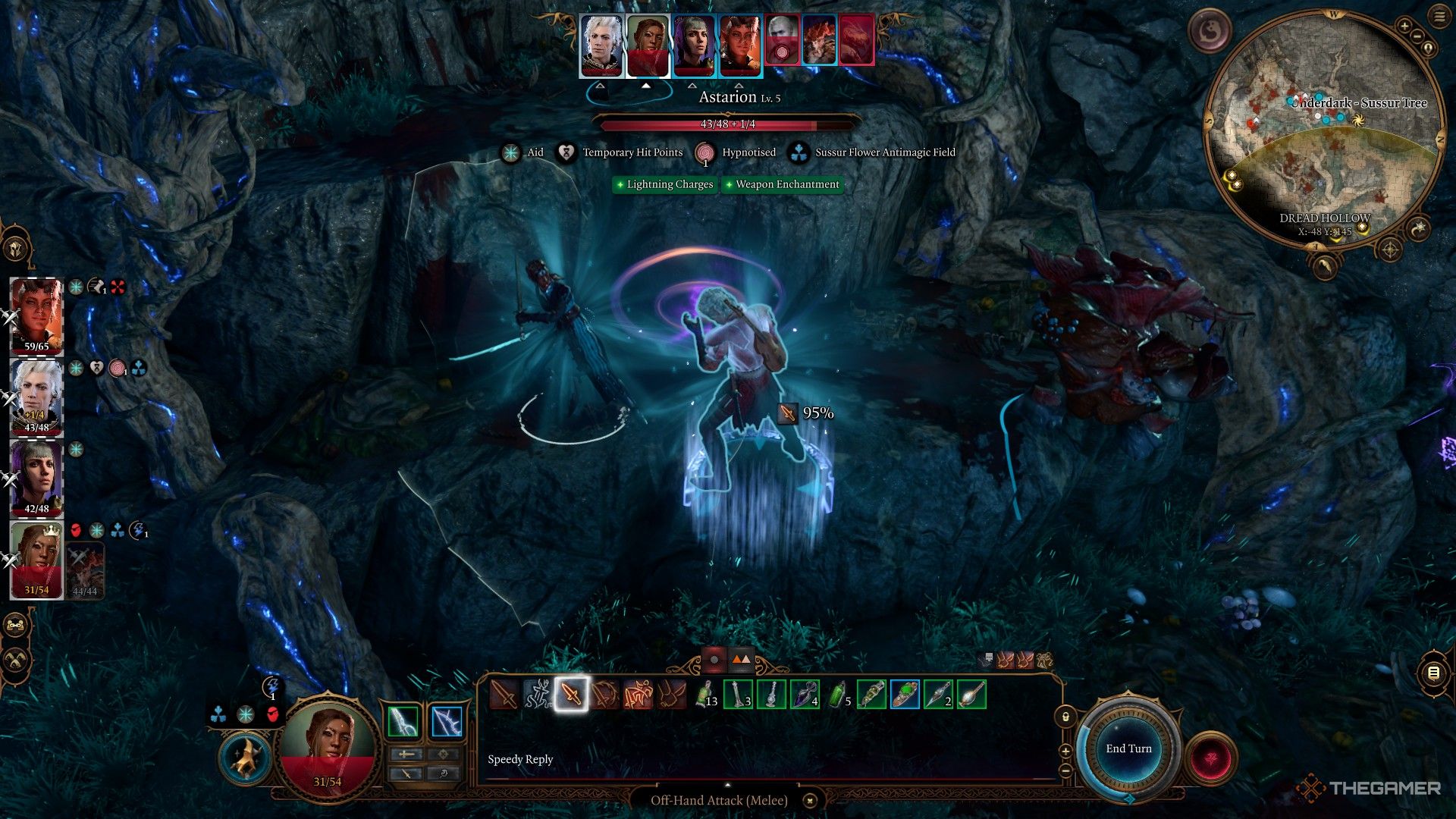 Tav preparando su espada para atacar a un Astarion hipnotizado en Baldur's Gate 3.