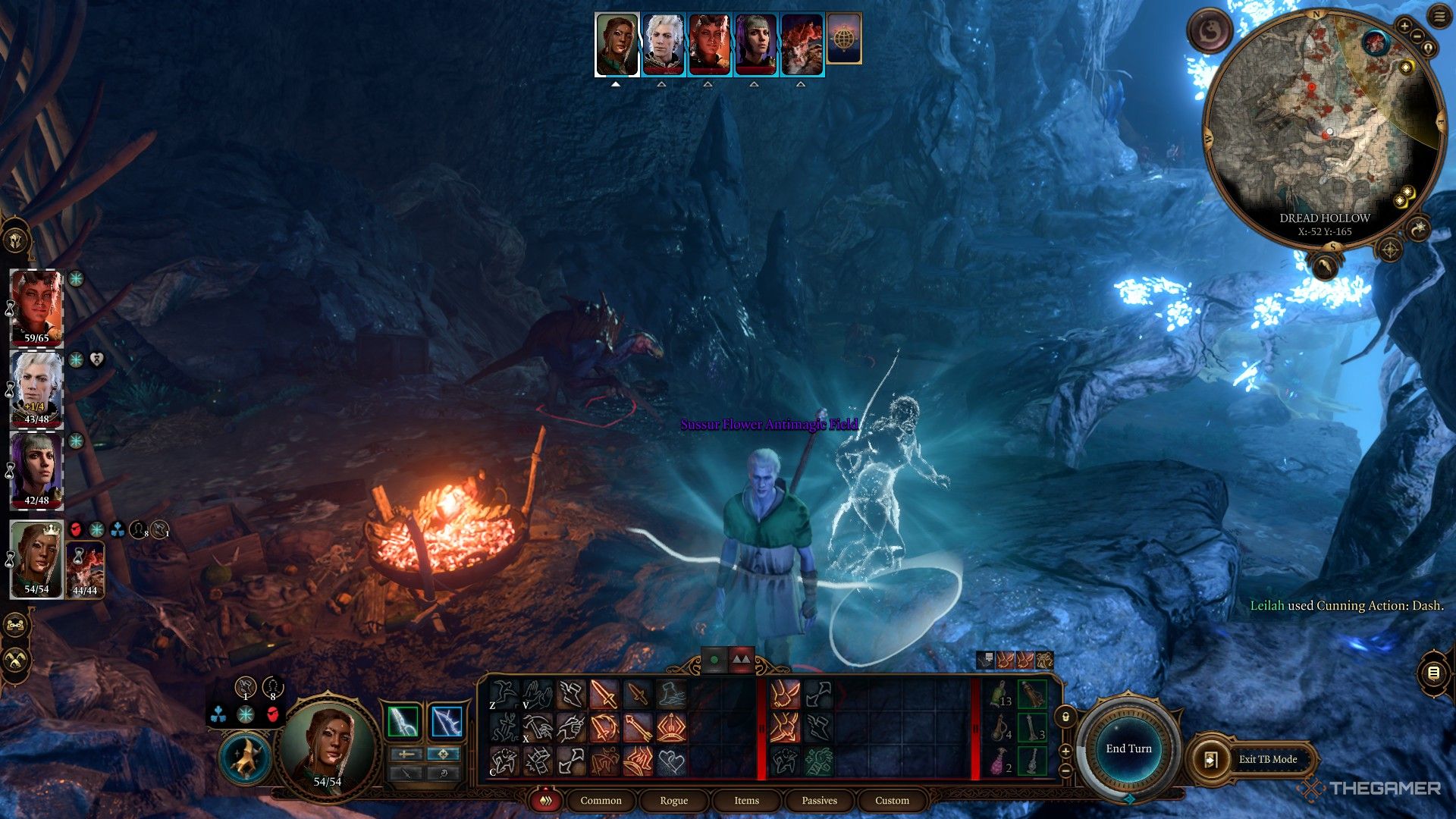 Un Tav invisible corriendo hacia FIlro, infligiéndole el aura antimagia azul de Sussur Bloom en Baldur's Gate 3.