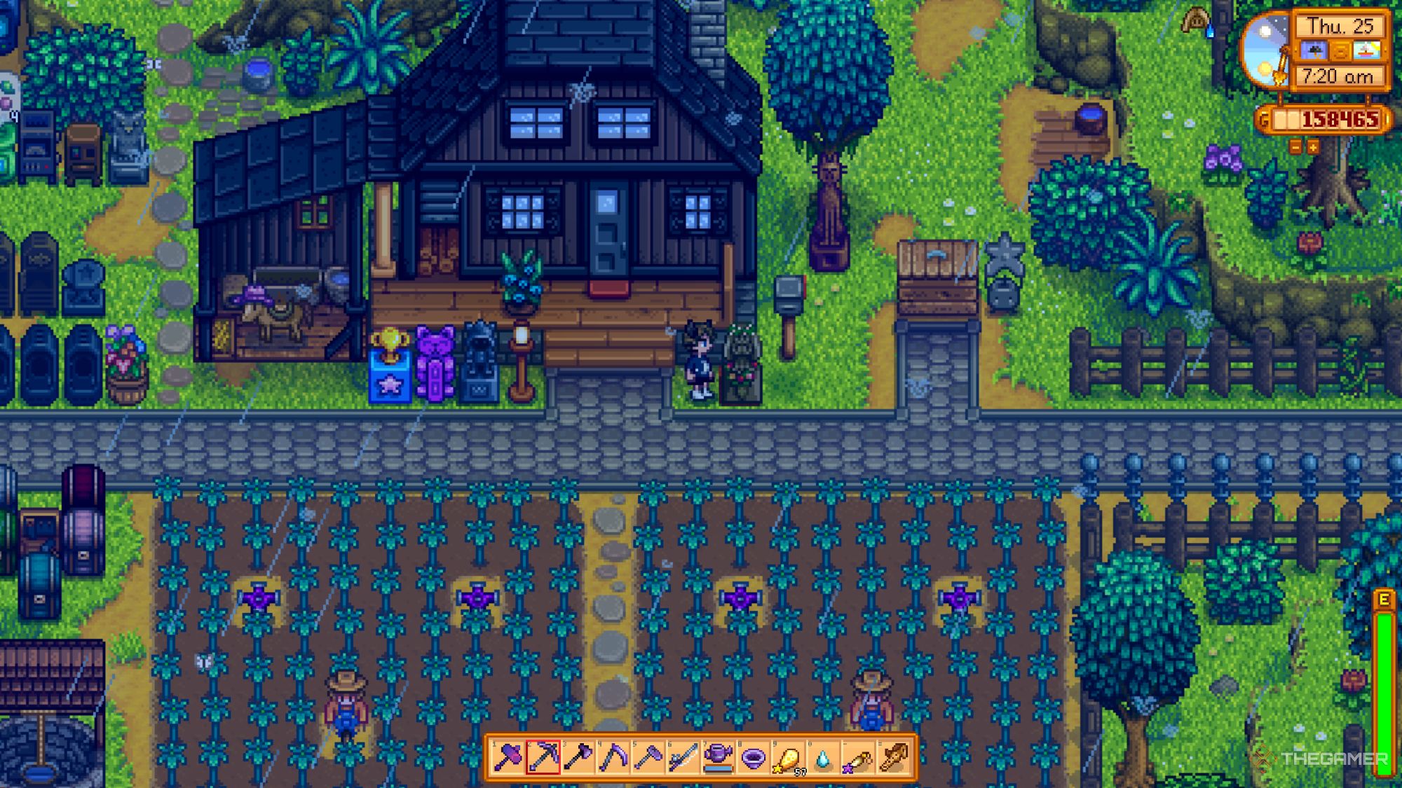 Una imagen de Stardew Valley del granjero usando la estatua de las bendiciones en la granja para obtener un beneficio aleatorio.