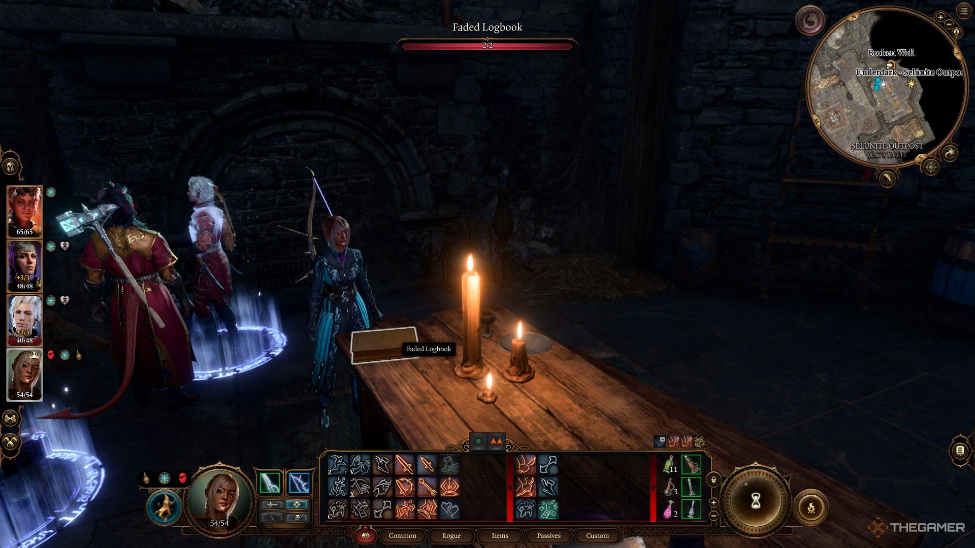 Tav de pie cerca de una mesa de madera iluminada con velas sobre un libro en Baldur's Gate 3.