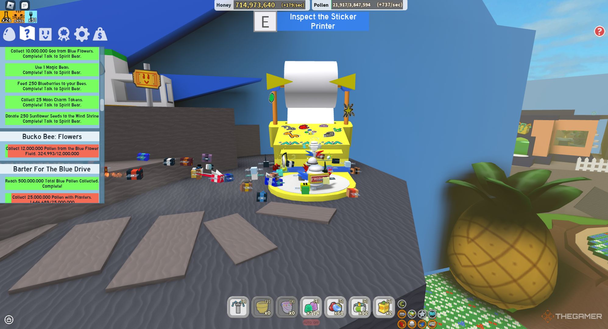 Frente a la impresora de pegatinas en Bee Swarm Simulator en Roblox.