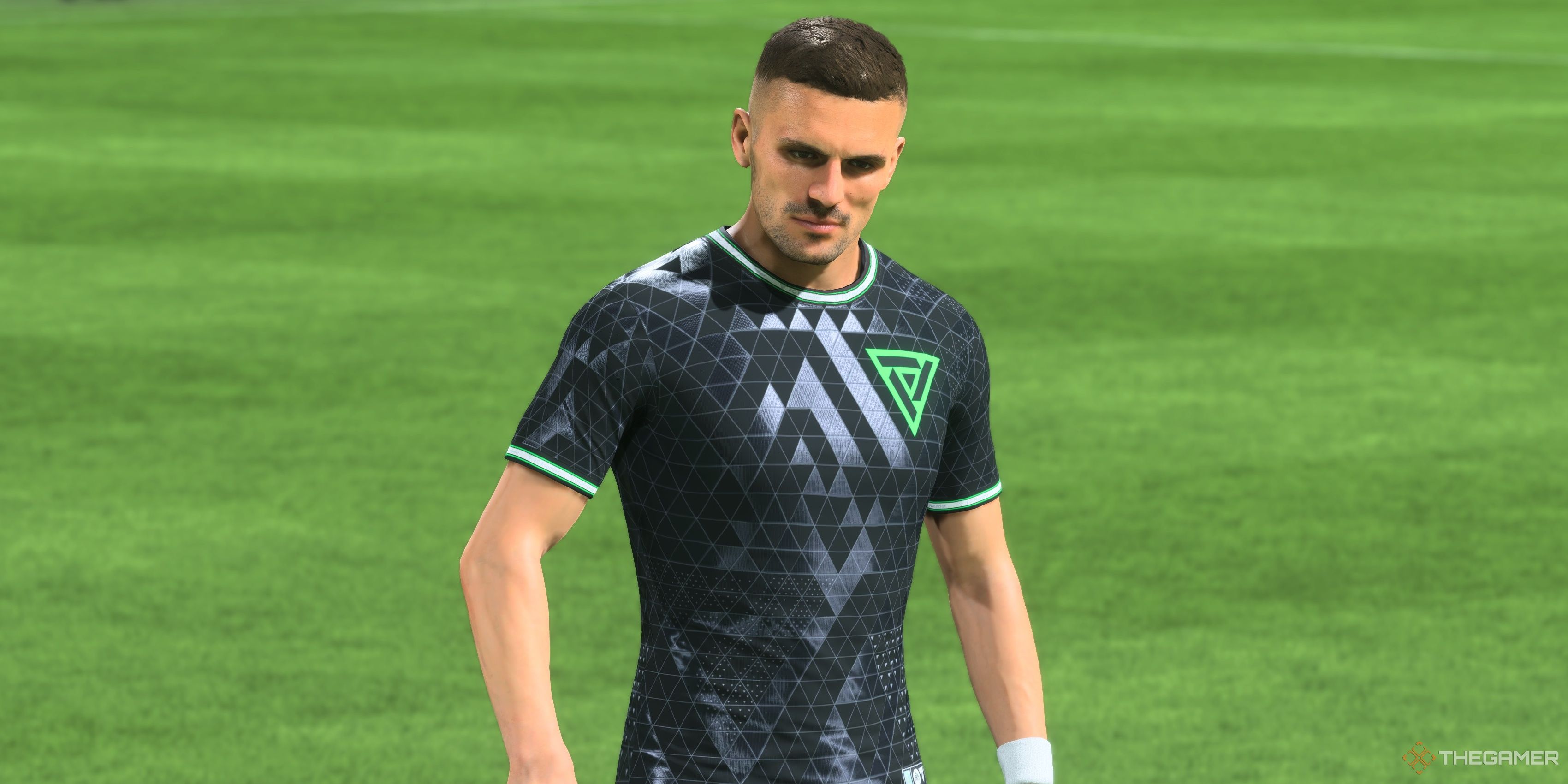 Dusan Tadic de pie ante un tiro libre en EA Sports FC 24.