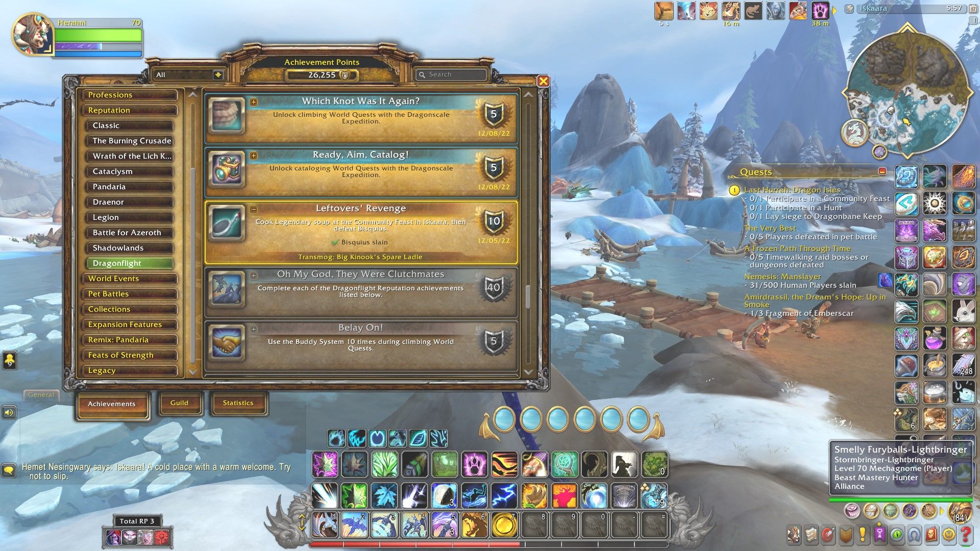 El logro de venganza de los restos en la interfaz de logros, con la ciudad tuskarr de iskaara al fondo en World of Warcraft Dragonflight.