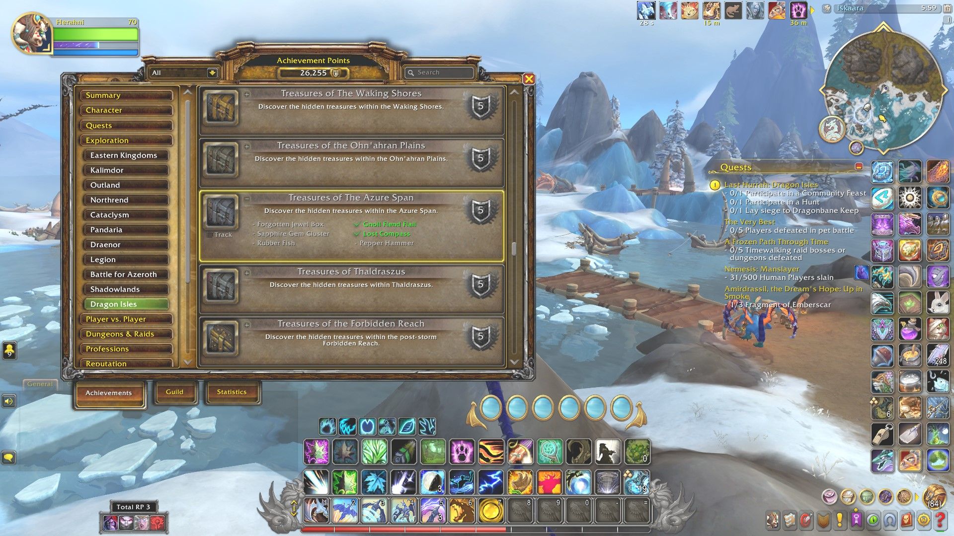 Los tesoros del logro azur abarcan en la interfaz de logros, con la ciudad tuskarr de iskaara al fondo en World of Warcraft Dragonflight.
