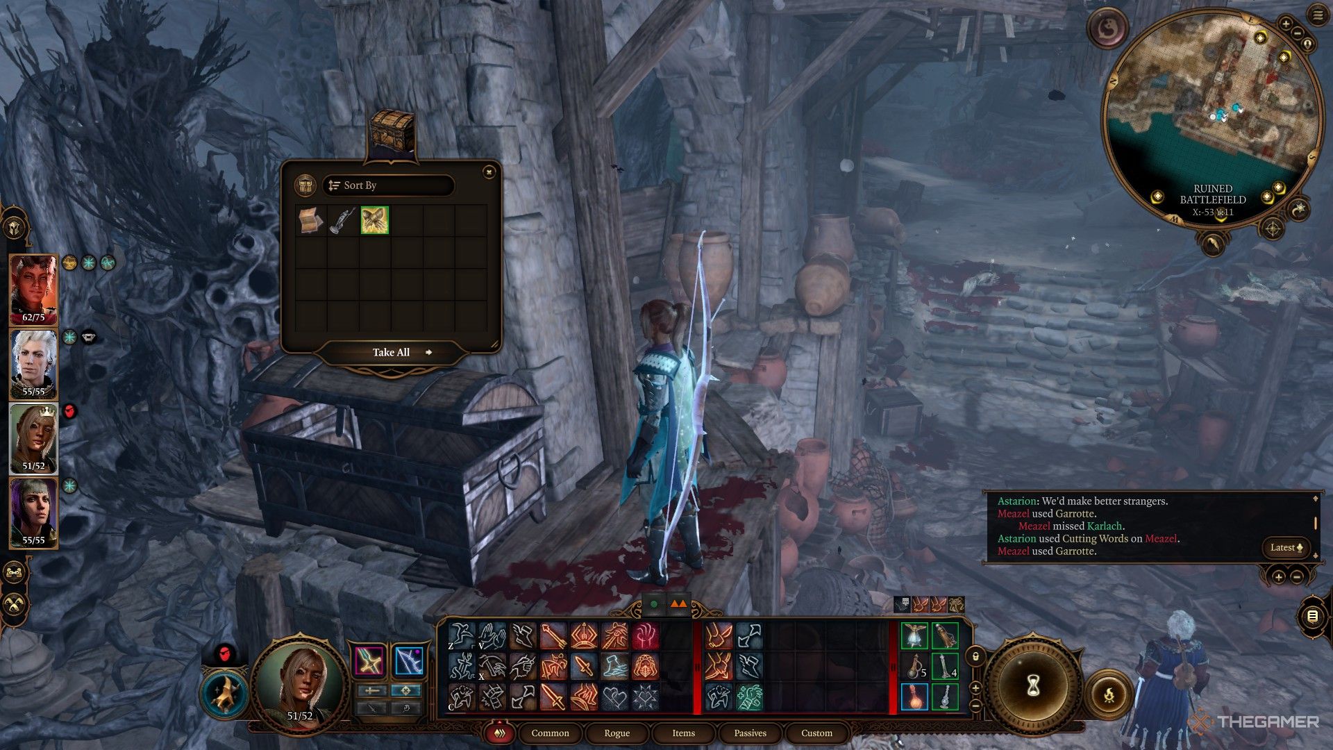 Tav abriendo un cofre de madera en un estante de madera en Baldur's Gate 3.
