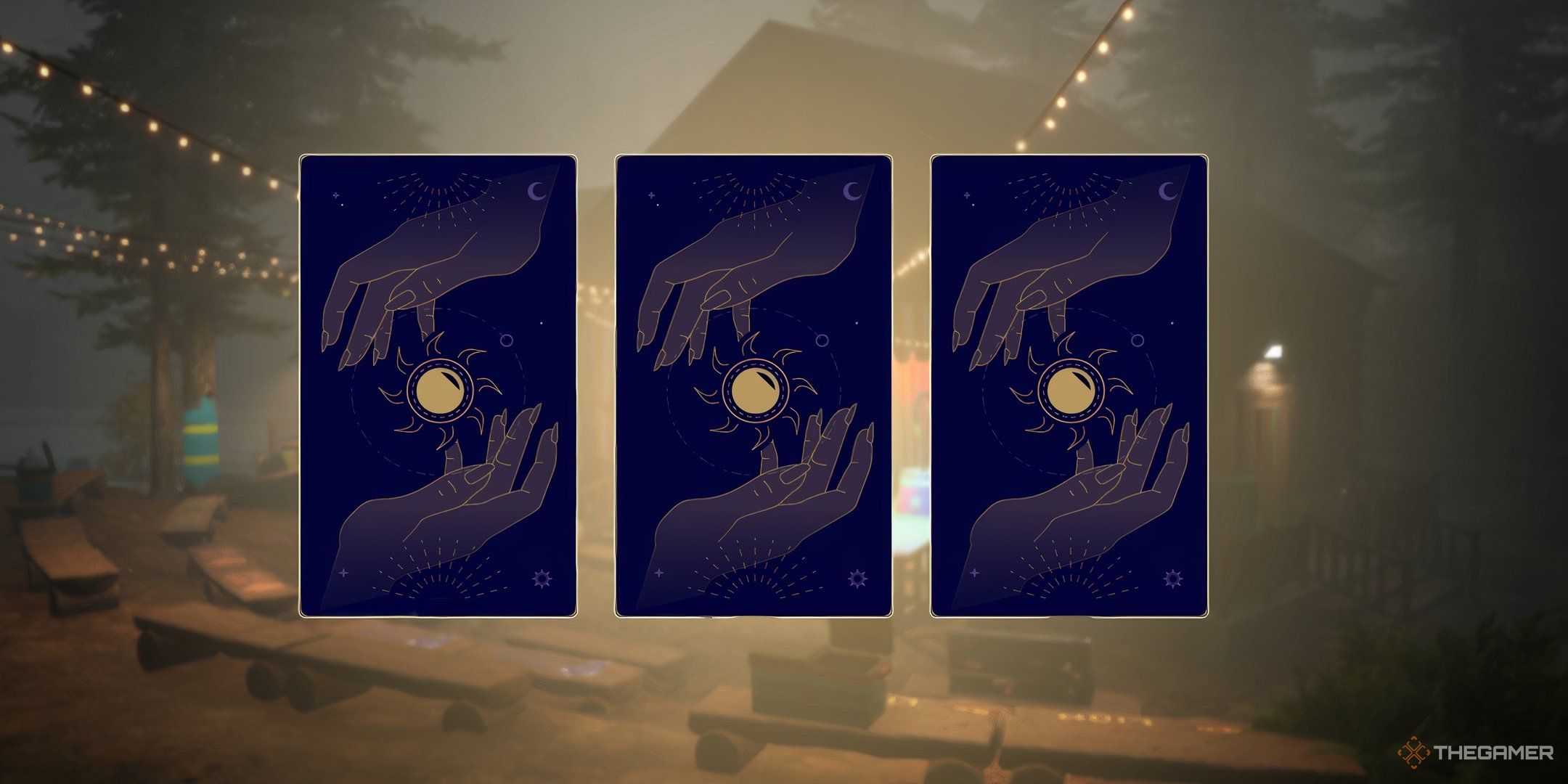 Cartas de Hands Of Fate, escenario del campamento de payasos al fondo en Killer Klowns From Outer Space: The Game.