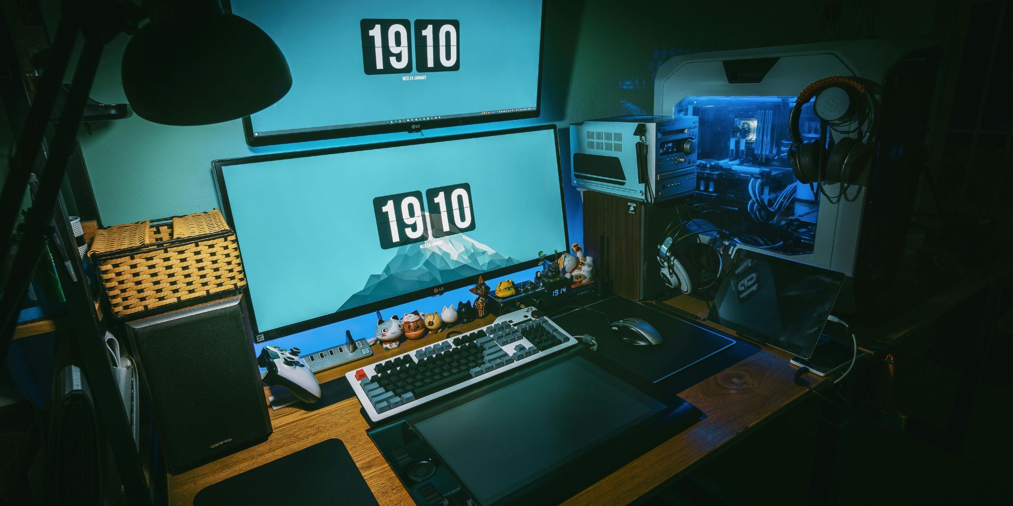 Configuración de monitor de pantalla dual con PC para juegos y parlantes de escritorio