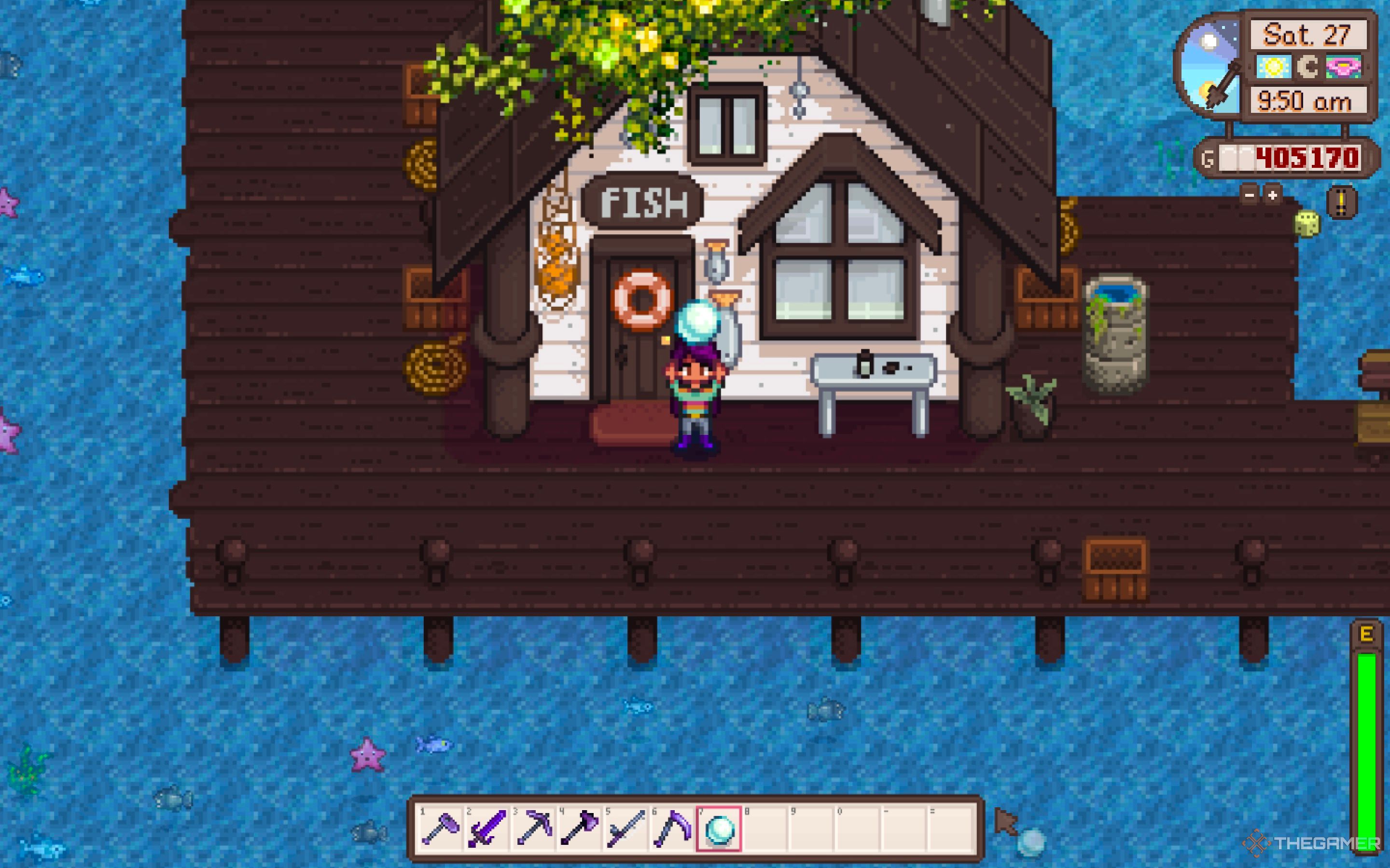 Granjero de Stardew Valley sosteniendo una perla frente a la tienda de Willy