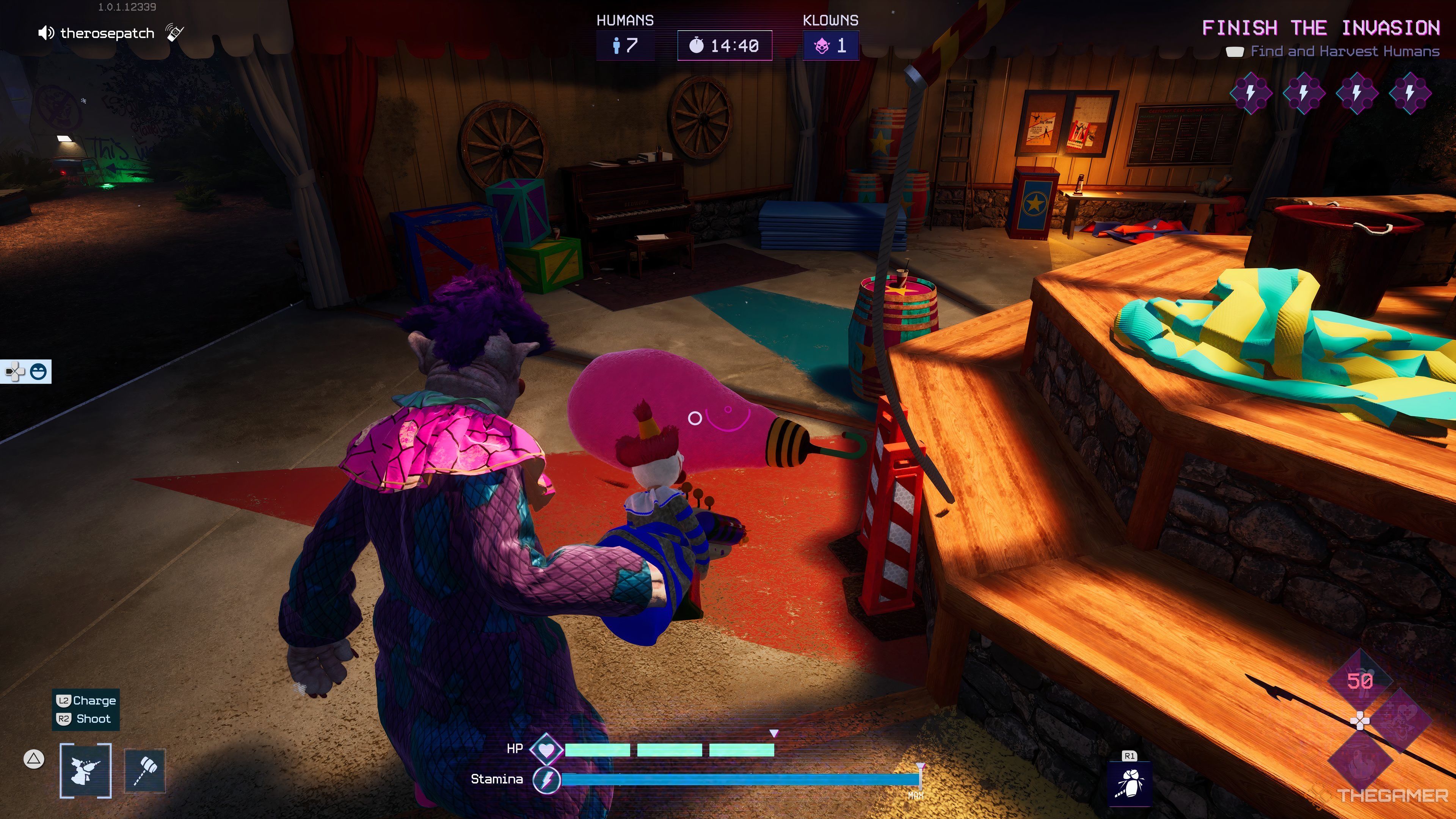 Payaso parado dentro de una tienda de campaña en el mapa Clown Camp en Killer Klowns From Outer Space: The Game.