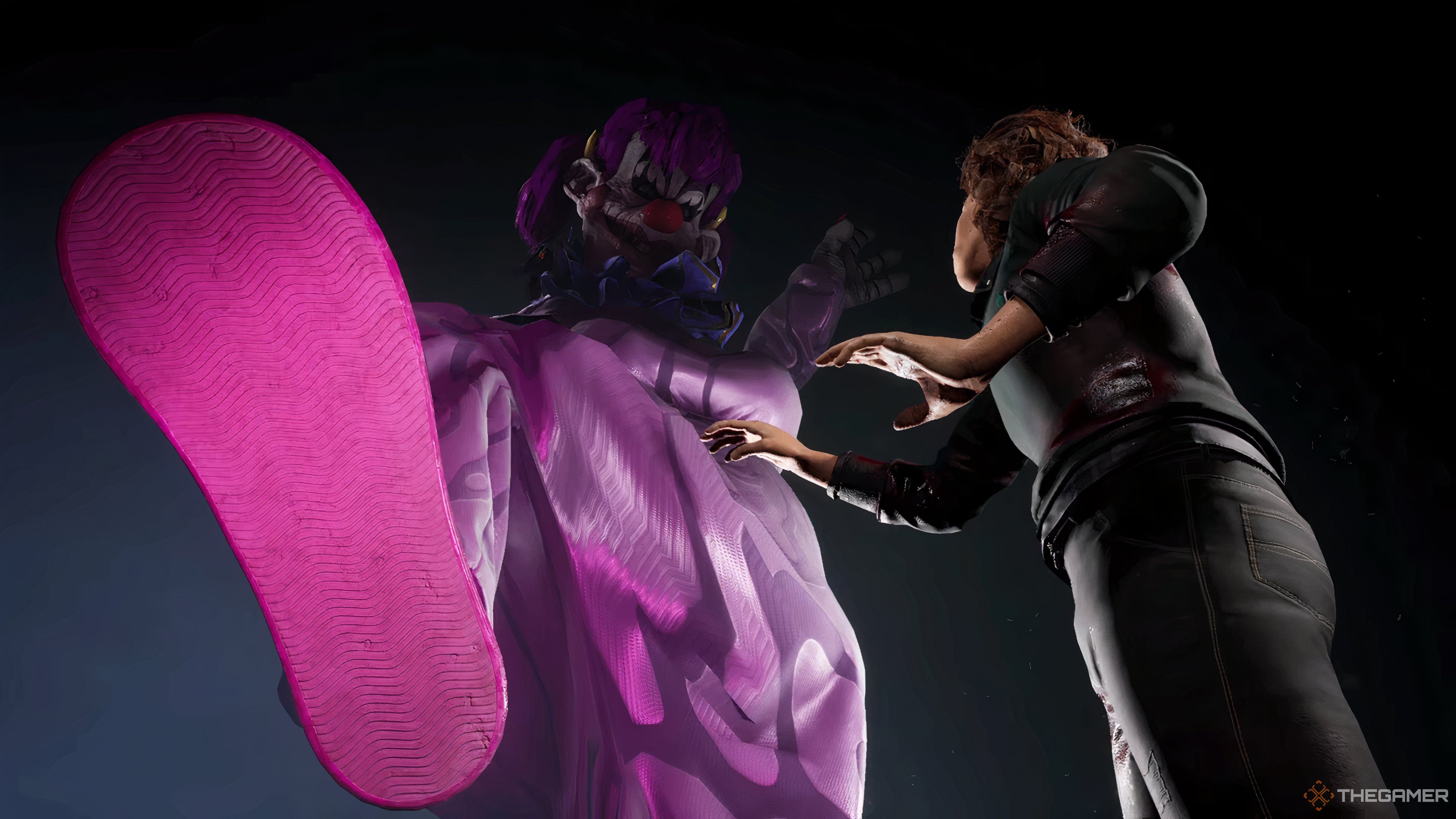 Fotograma de Notorious Shoe Klowntality del Klown gigante a punto de pisotear al humano en Killer Klowns From Outer Space: The Game.