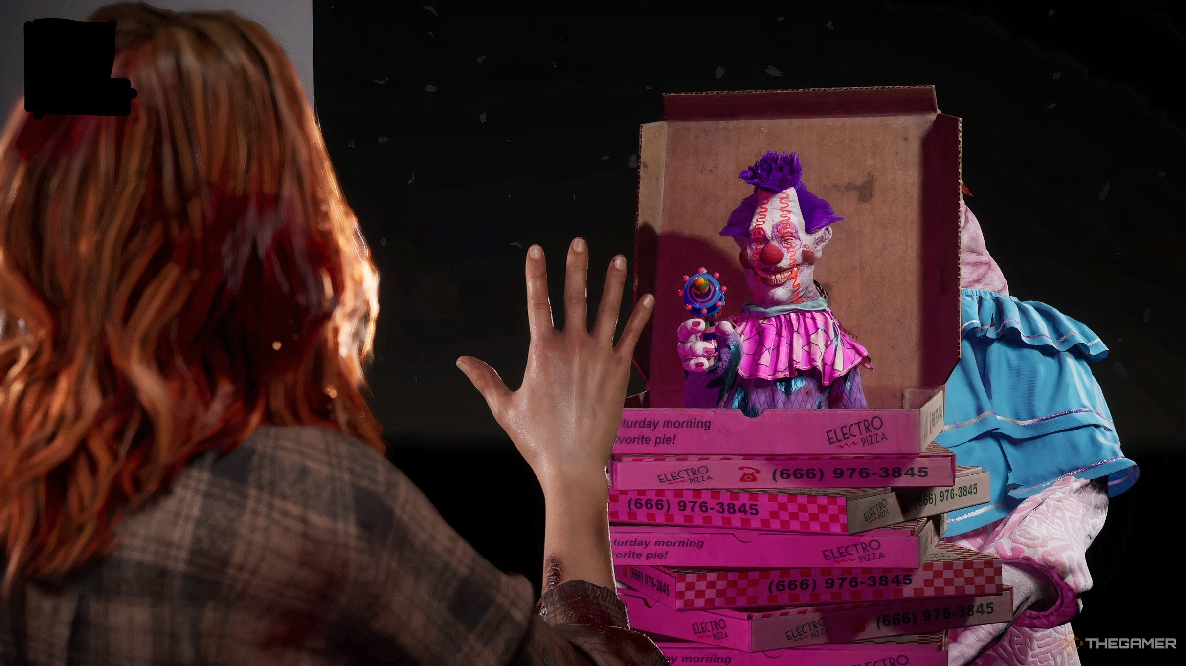 Un payaso sale de una caja de pizza para dispararle a un humano en Killer Klowns From Outer Space: The Game.