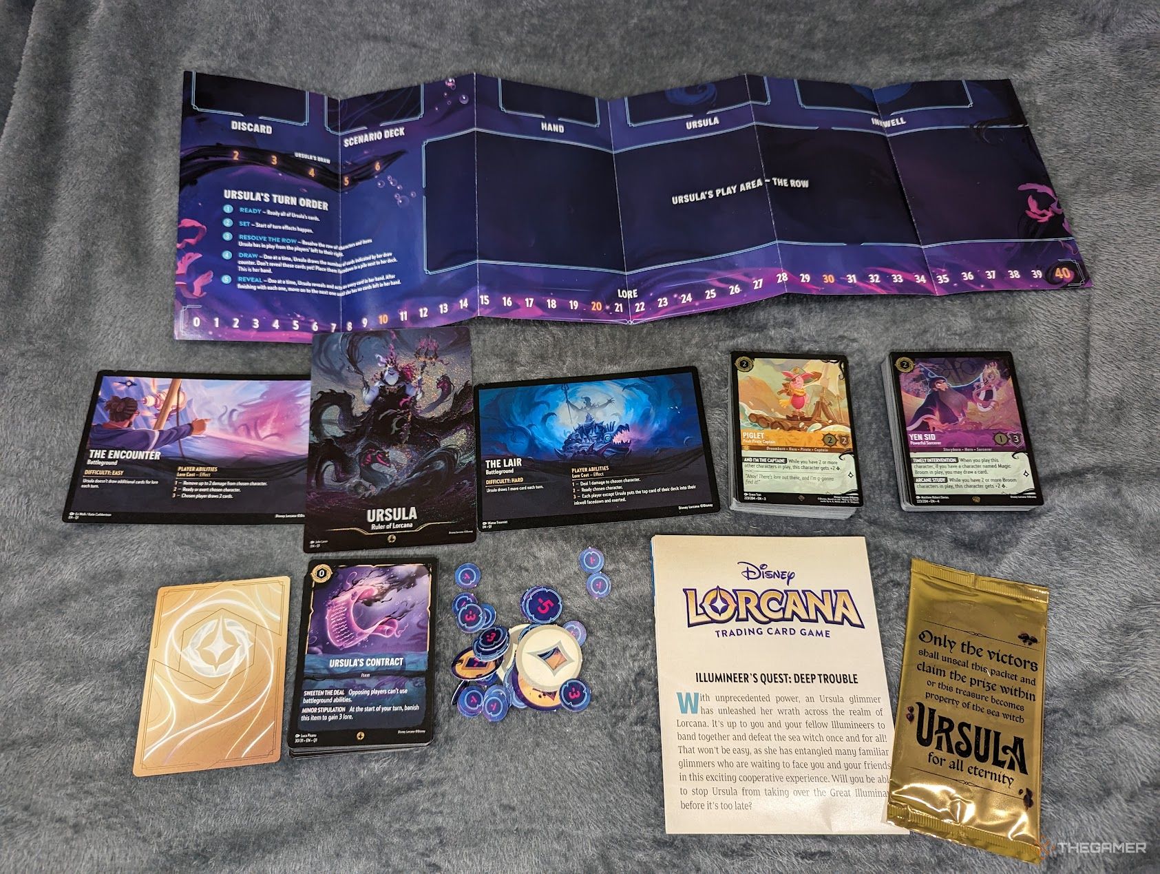 El contenido de una caja de Lorcana Illuminateer's Quest: Deep Trouble.