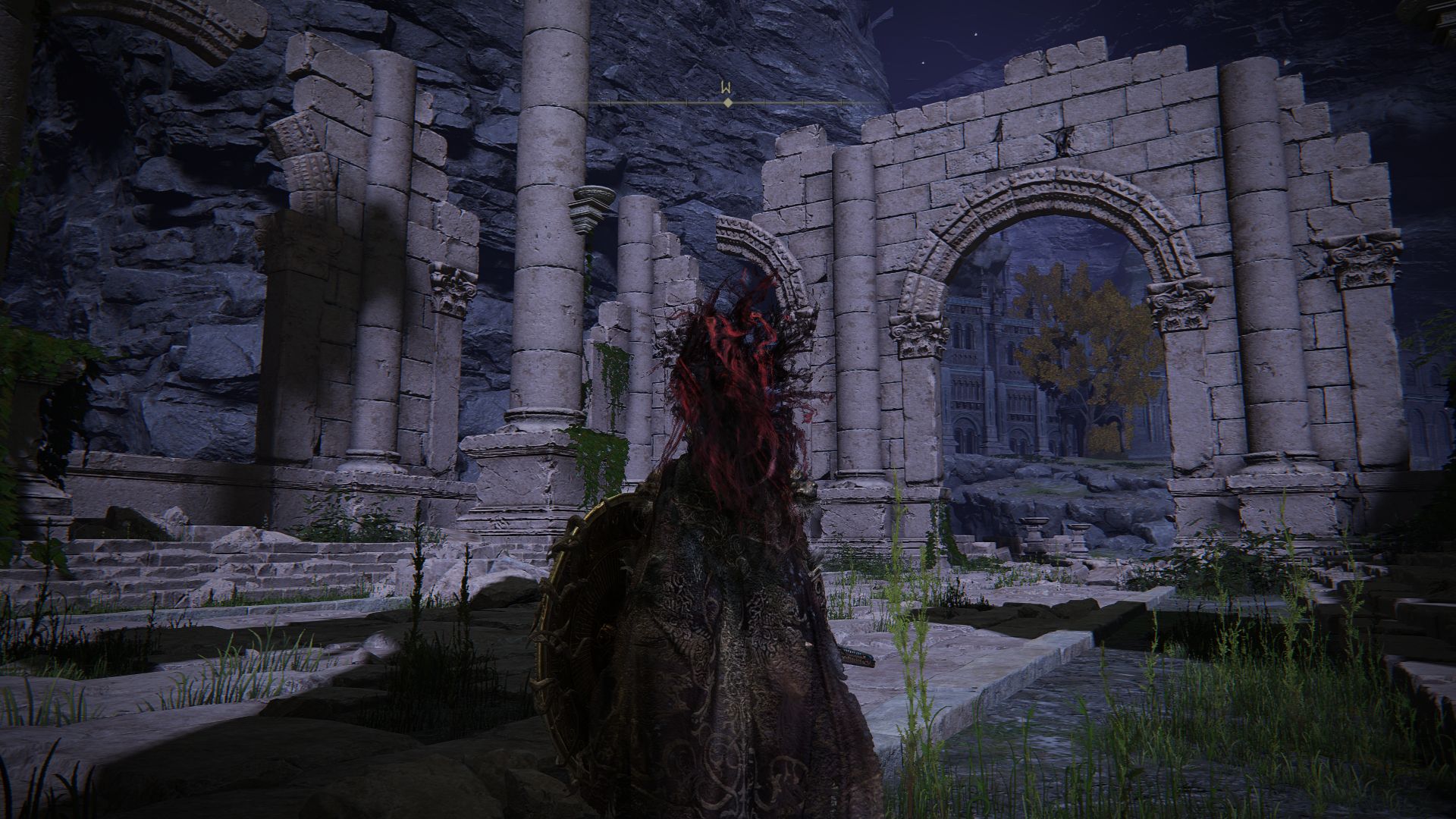 The Tarnished camina por Nokron en Elden Ring.