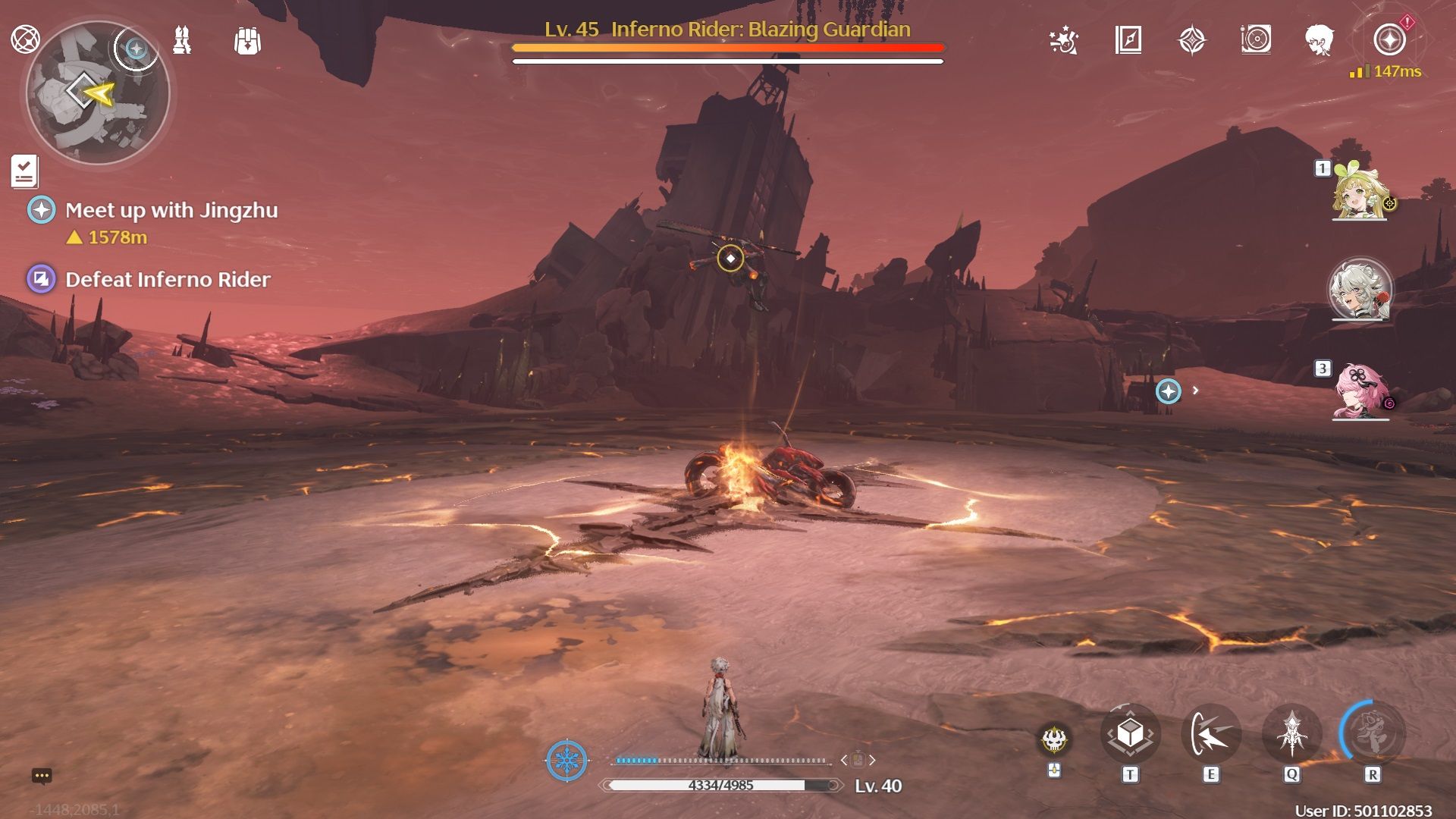 Lingyang parado en el borde de un campo Tacet mientras el Inferno Rider salta a su motocicleta en Wuthering Waves.