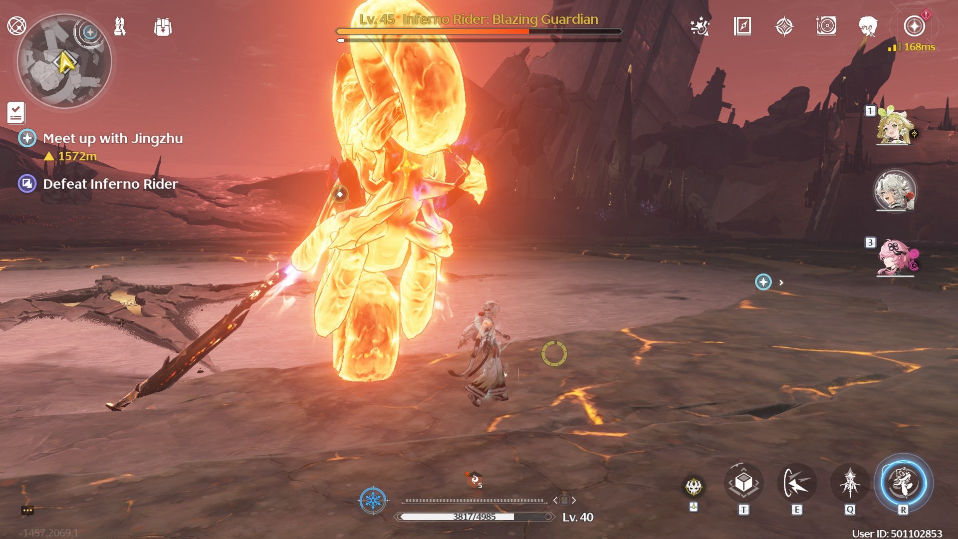 Lingyang está a punto de esquivar el golpe de la rueda en llamas del Inferno Rider durante la batalla en Wuthering Waves.