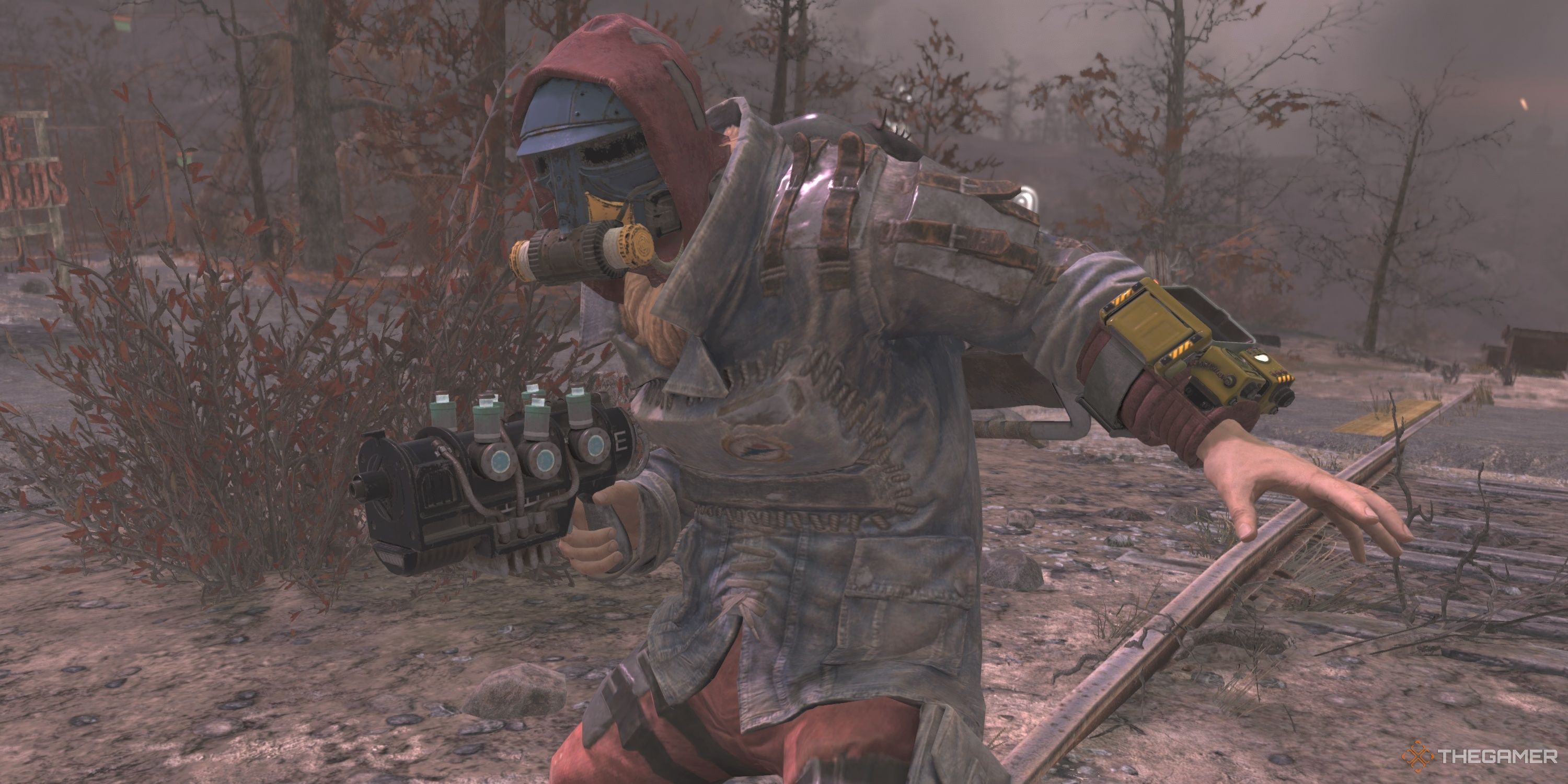 Un habitante del refugio sosteniendo una pistola de plasma en Fallout 76.