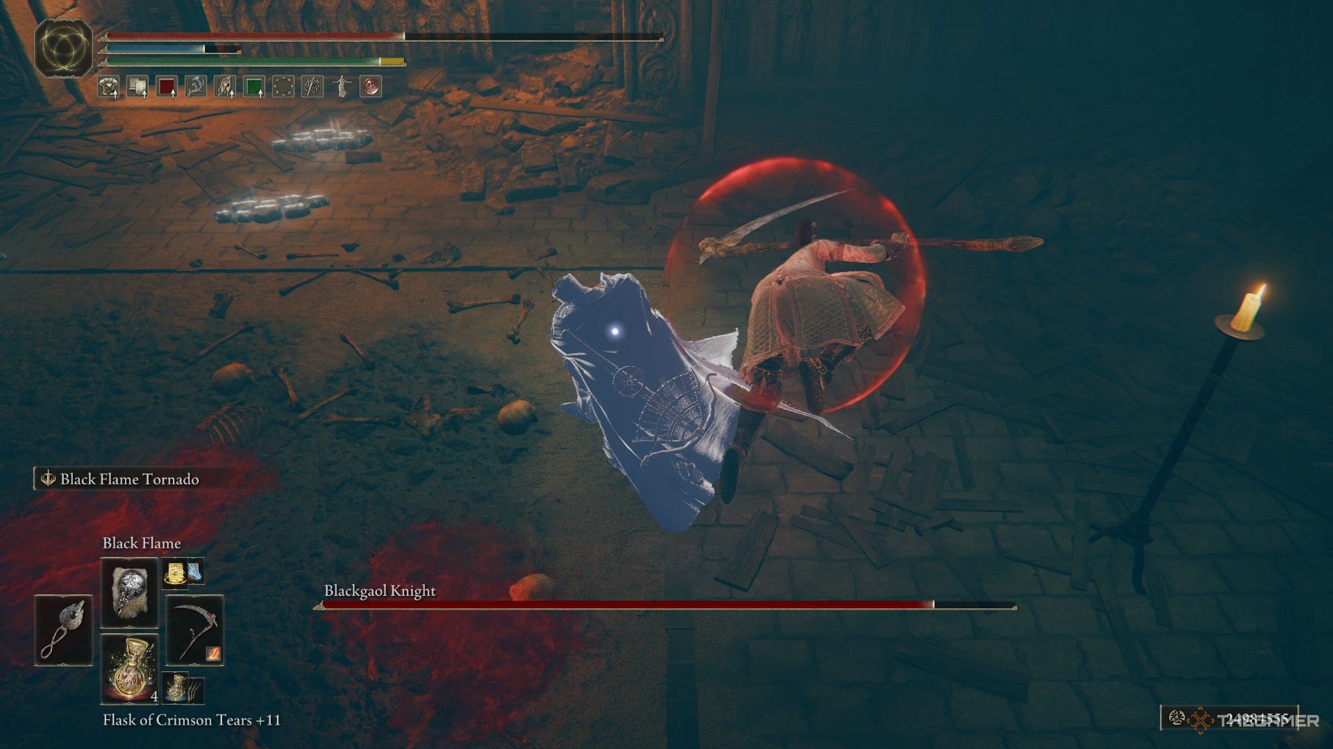 El jugador salta sobre el ataque del Caballero Blackgaol en Elden Ring: Shadow of the Erdtree.