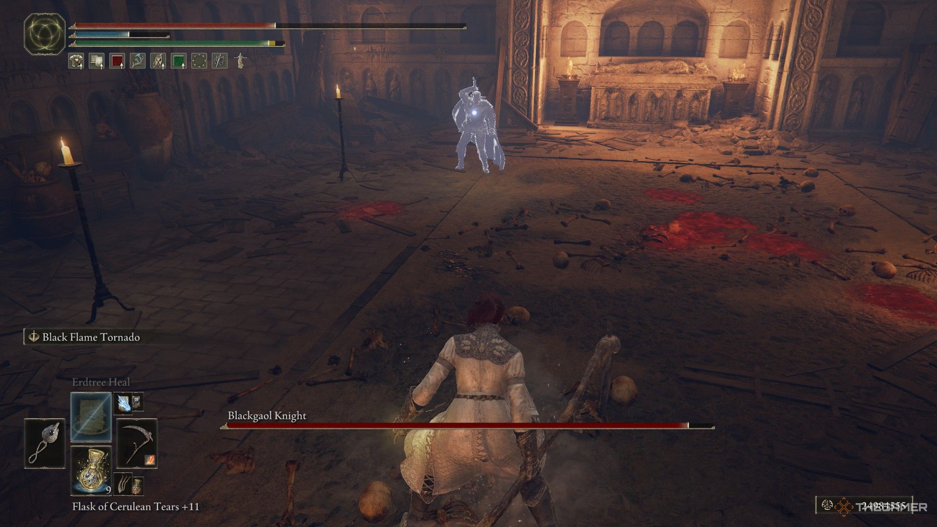 El jugador observa al Caballero Blackgaol desde lejos mientras los dos luchan en Elden Ring: Shadow of the Erdtree.