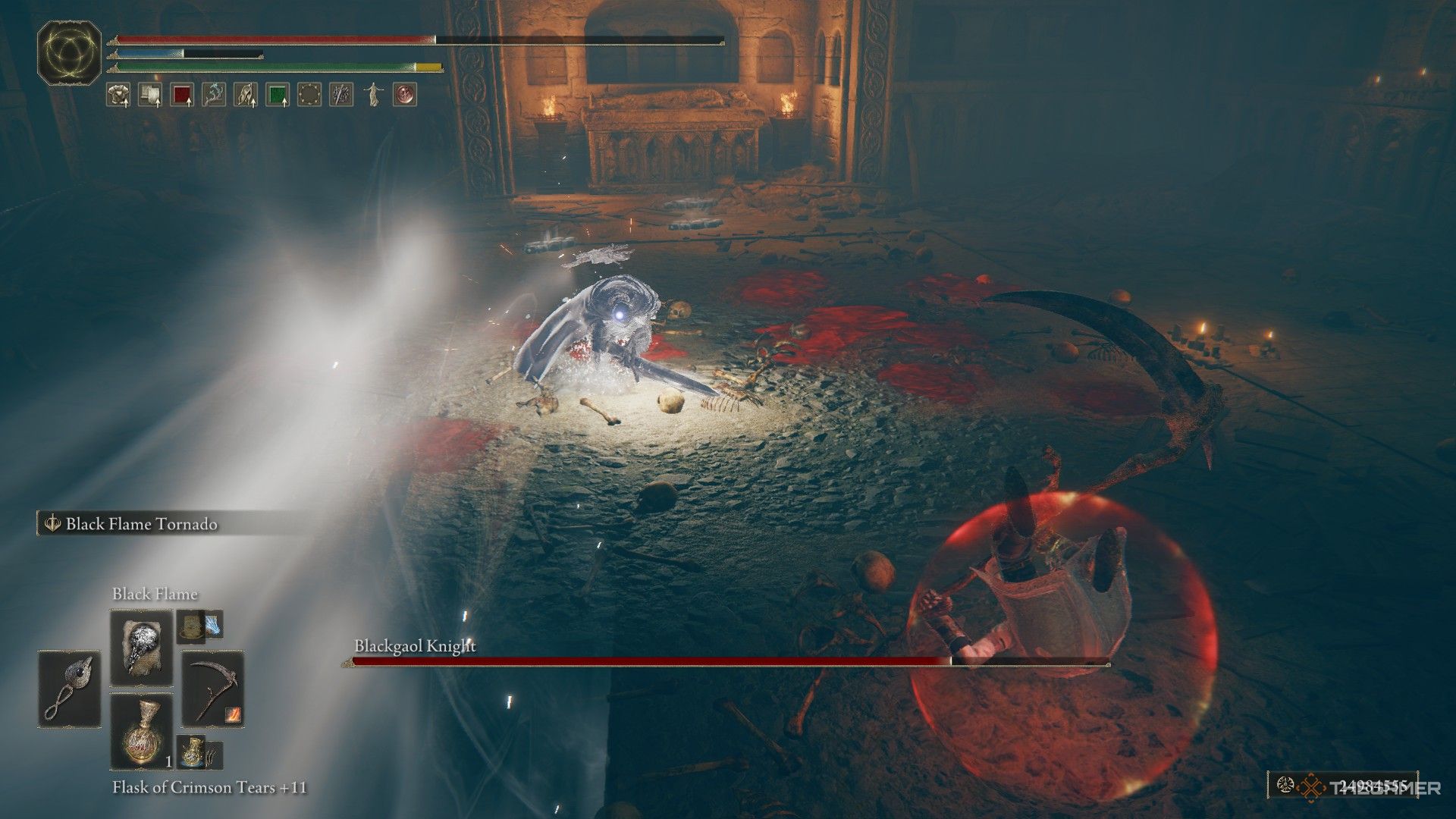 Blackgaol Knight usa Solitary Moon Slash en los Tarnished mientras se alejan rodando en Elden Ring: Shadow of the Erdtree.