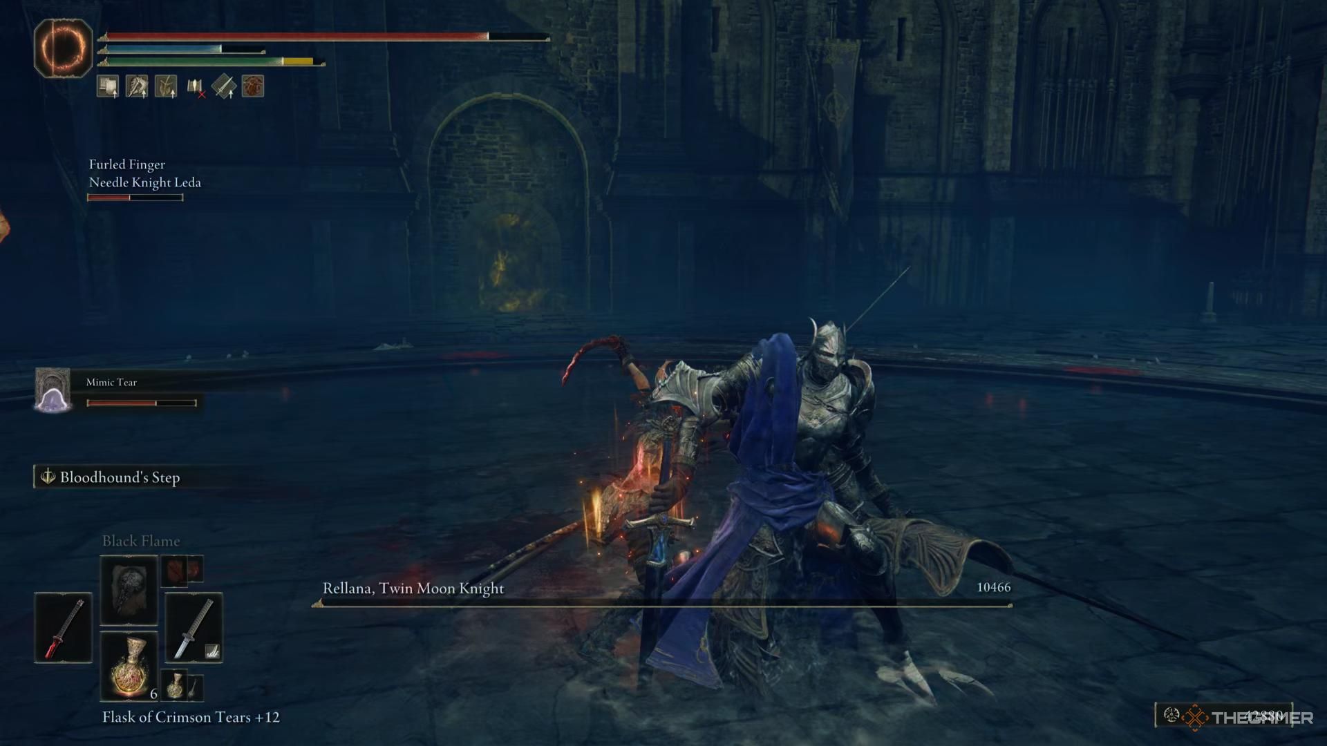 ELDEN RING Personaje del jugador parado junto a una Rellana derrotada 