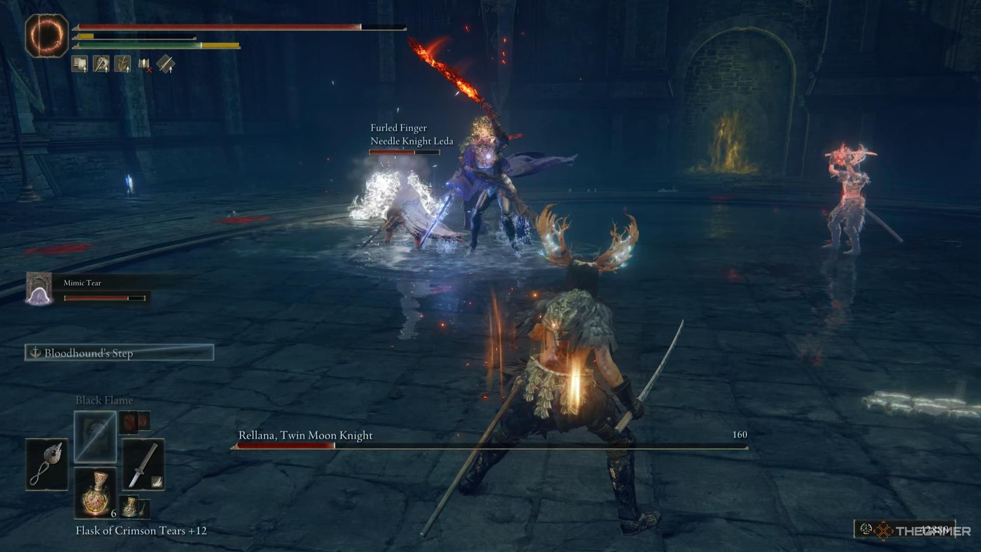 Elden Ring Rellana sosteniendo sus dos espadas en fuego y hielo