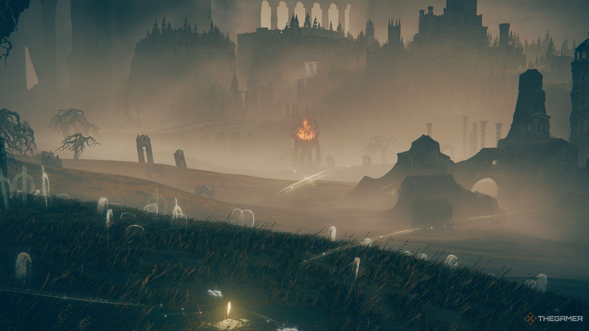 El jugador mira la llanura de la tumba para espiar el Furnace Golem en las ruinas quemadas en la distancia en Elden Ring: Shadow of the Erdtree.