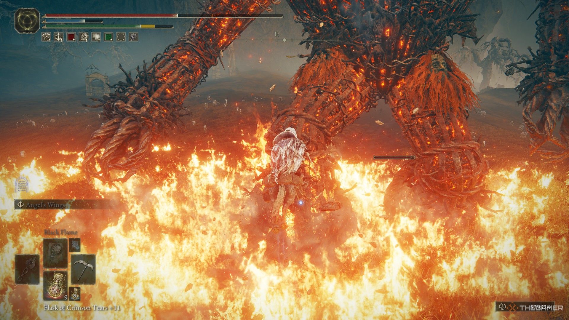El jugador salta sobre las llamas del Furnace Golem mientras está en Torrent durante la batalla en Elden Ring: Shadow of the Erdtree.