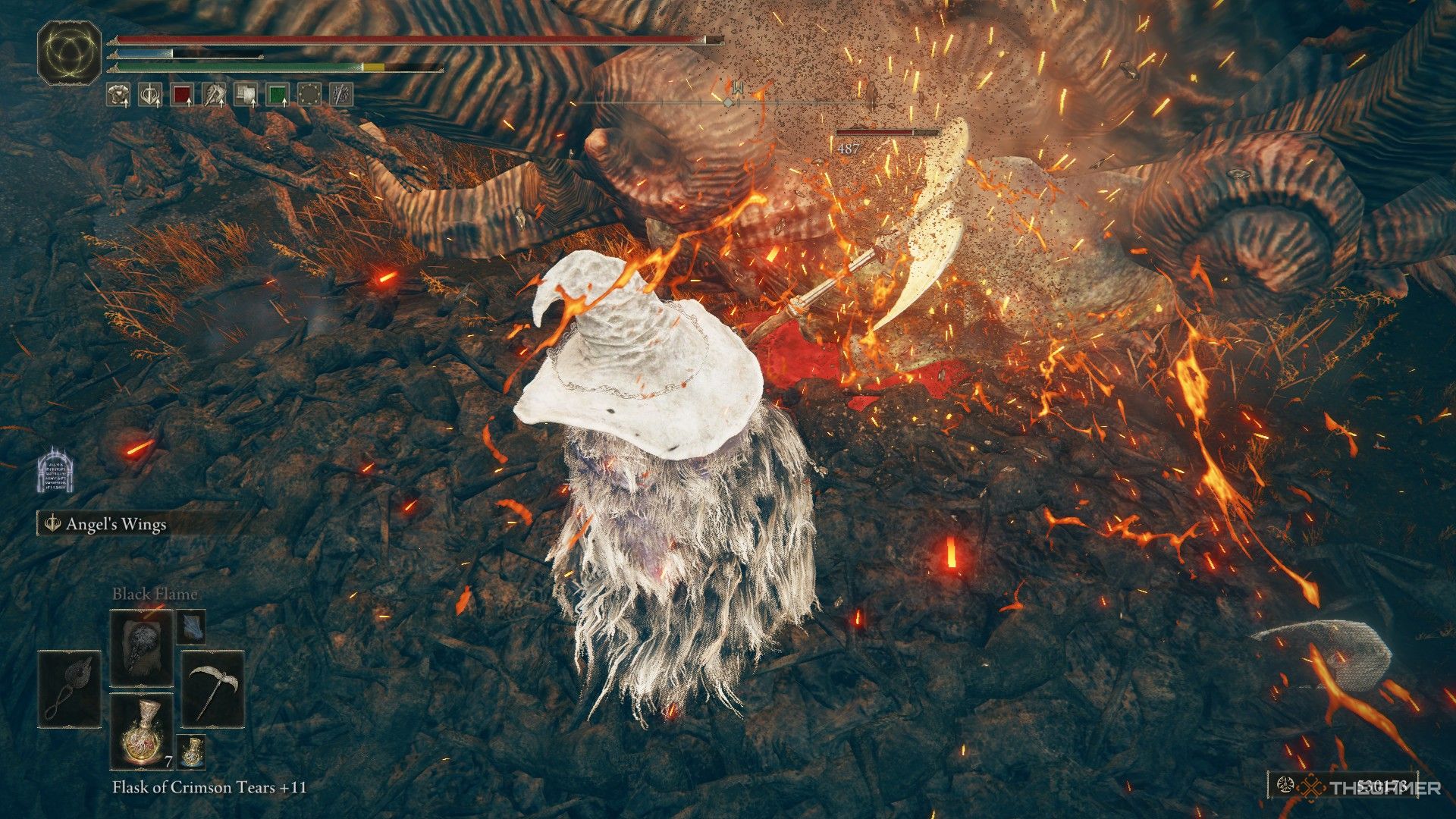 El jugador golpea la máscara de la canasta de cabeza del Furnace Golem mientras se rompe la postura en Elden Ring: Shadow of the Erdtree.