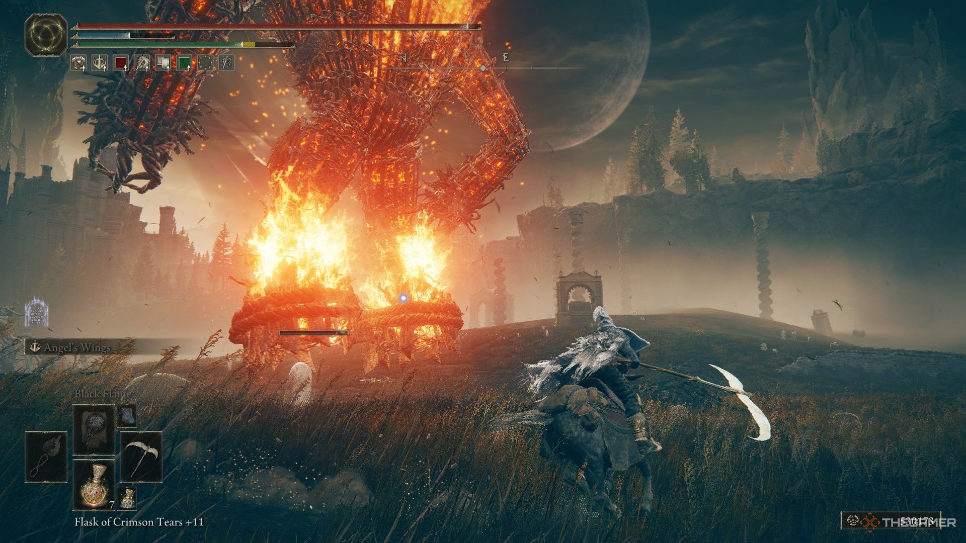 Furnace Golem cae al suelo con pies ardientes después de un salto mientras el jugador corre cerca de Torren en Elden Ring: Shadow of the Erdtree.