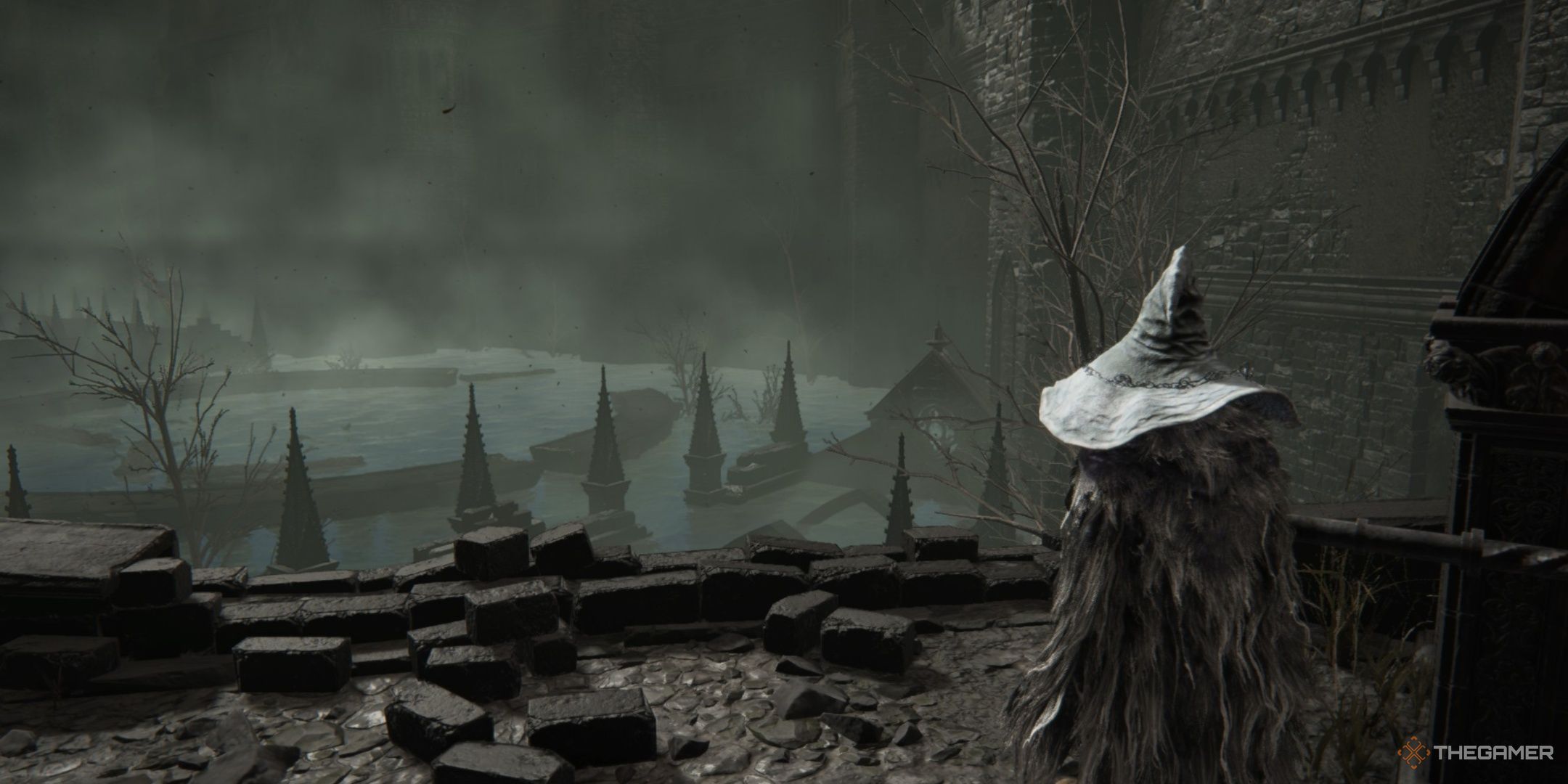 El jugador observa el Distrito de la Iglesia mientras se drena el agua en Elden Ring: Shadow of the Erdtree.