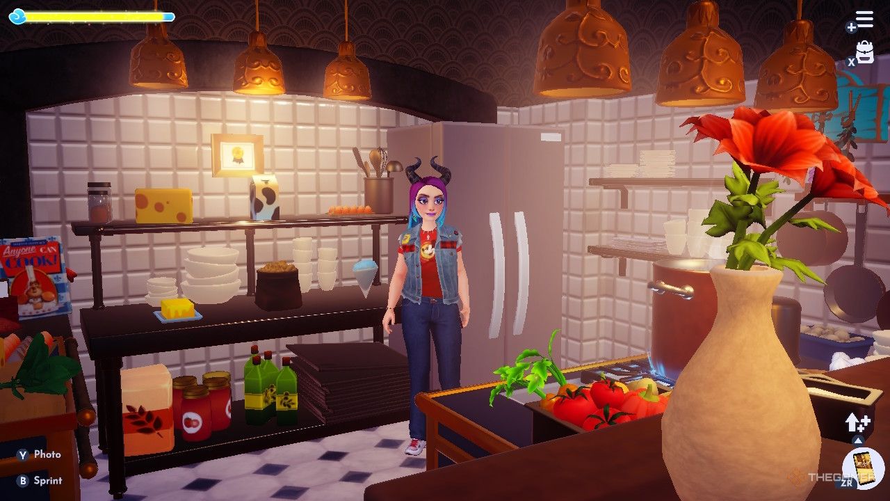 Avatar de Disney Dreamlight Valley en el restaurante de Remy, cerca de un estante con ingredientes variados para comprar.