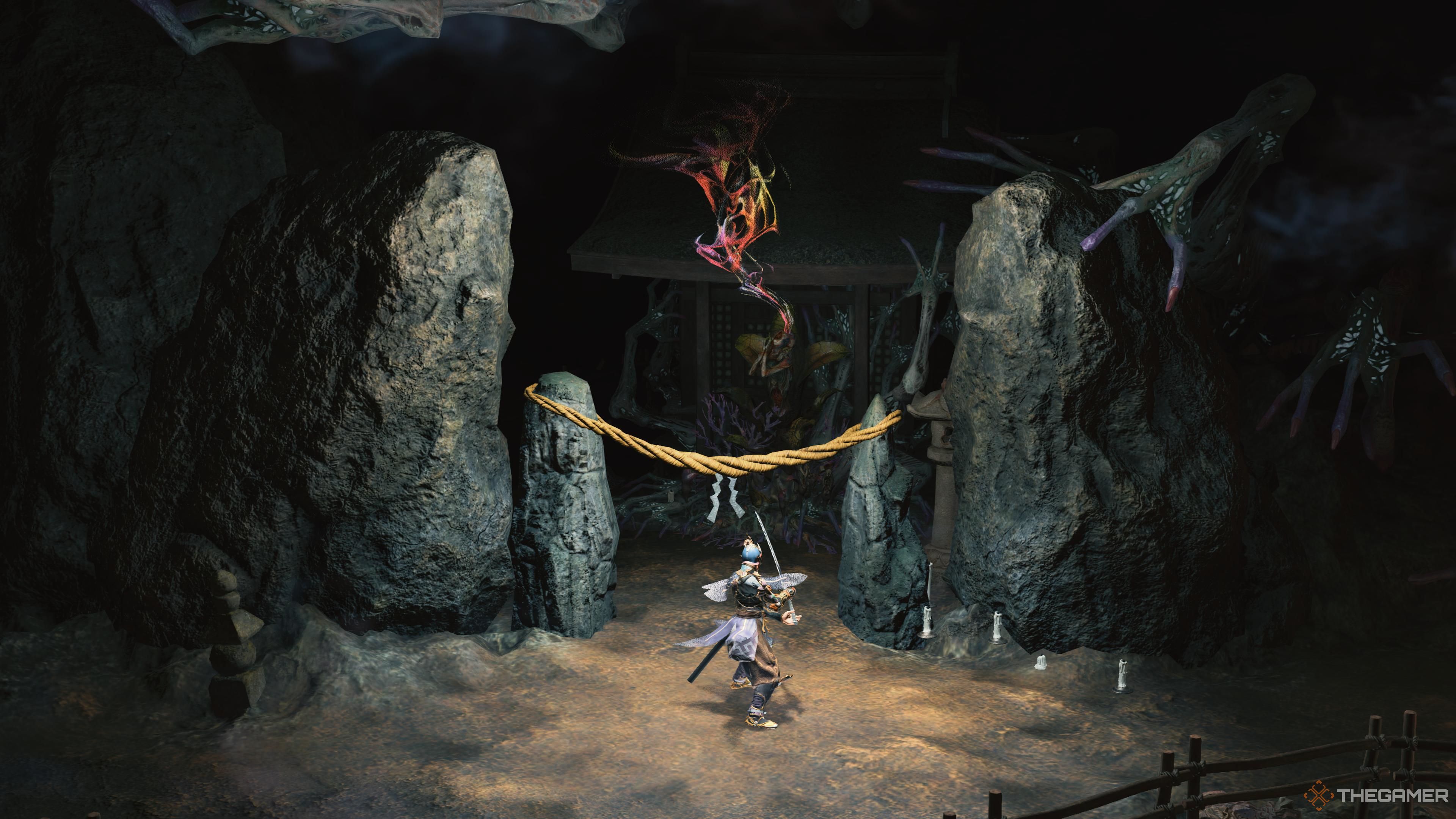 Sendero Kunitsu-Gami de la Diosa. Soh de pie frente a la habitación en la Caverna Yuan después de que se limpiaron los escombros.