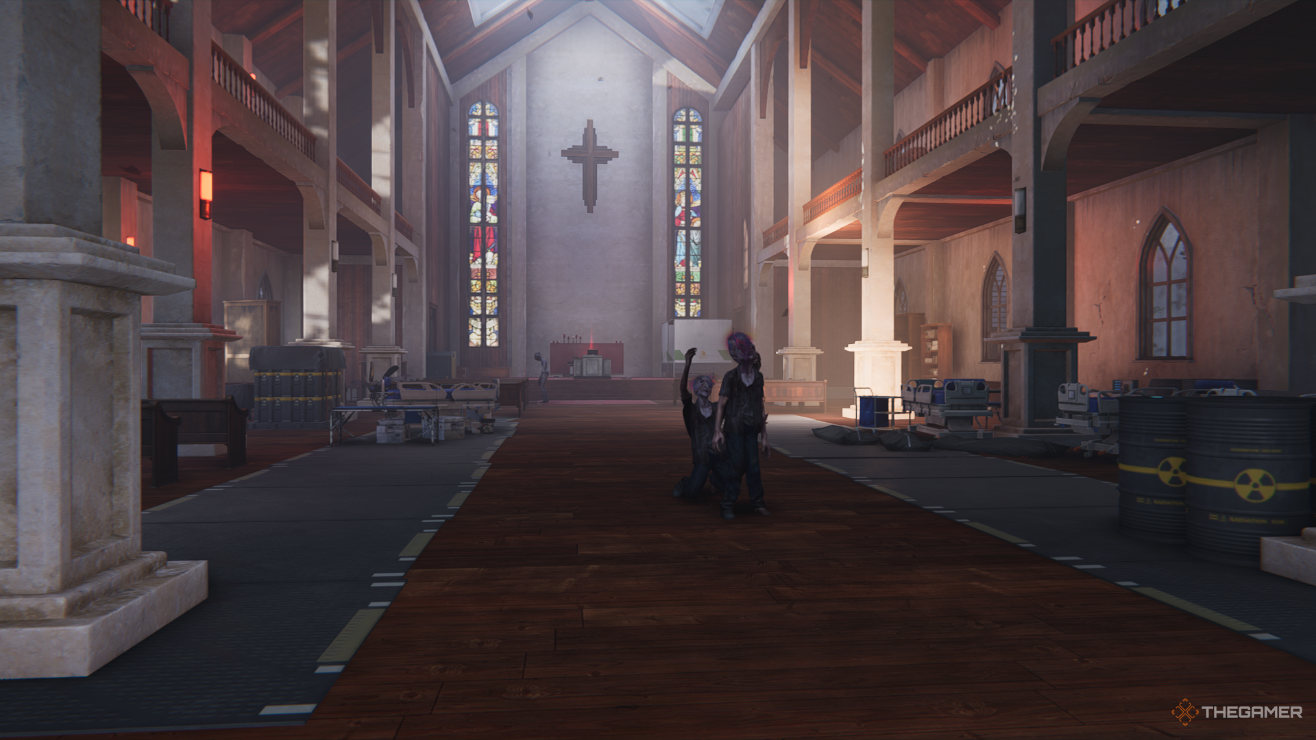 Dos zombies dentro de una iglesia con iluminación roja.