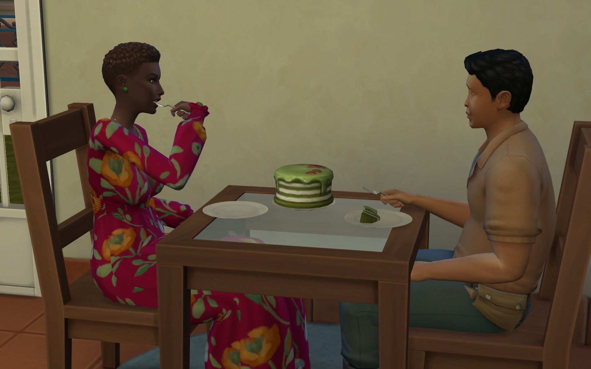 Dos Sims en una cita comiendo pastel en Los Sims 4 Enamorados.