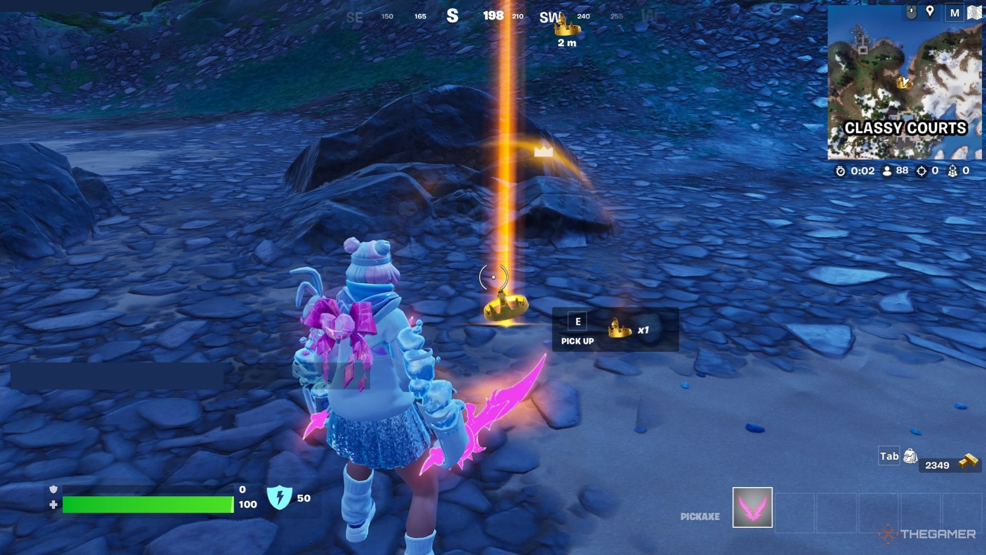 Un jugador mira una corona de victoria en Fortnite.