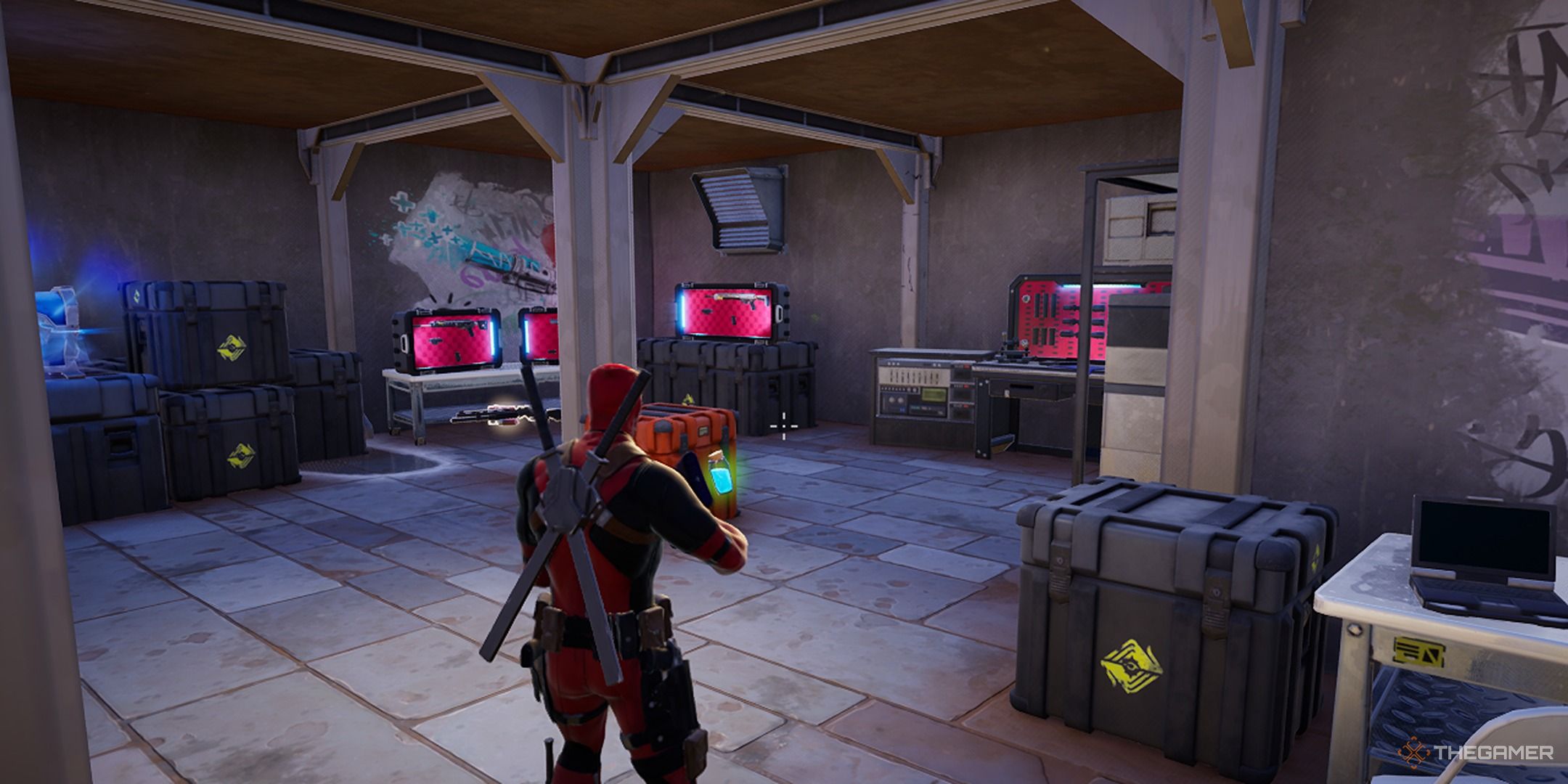 Deadpool en Fortnite mirando estuches de armas en un búnker de armas.
